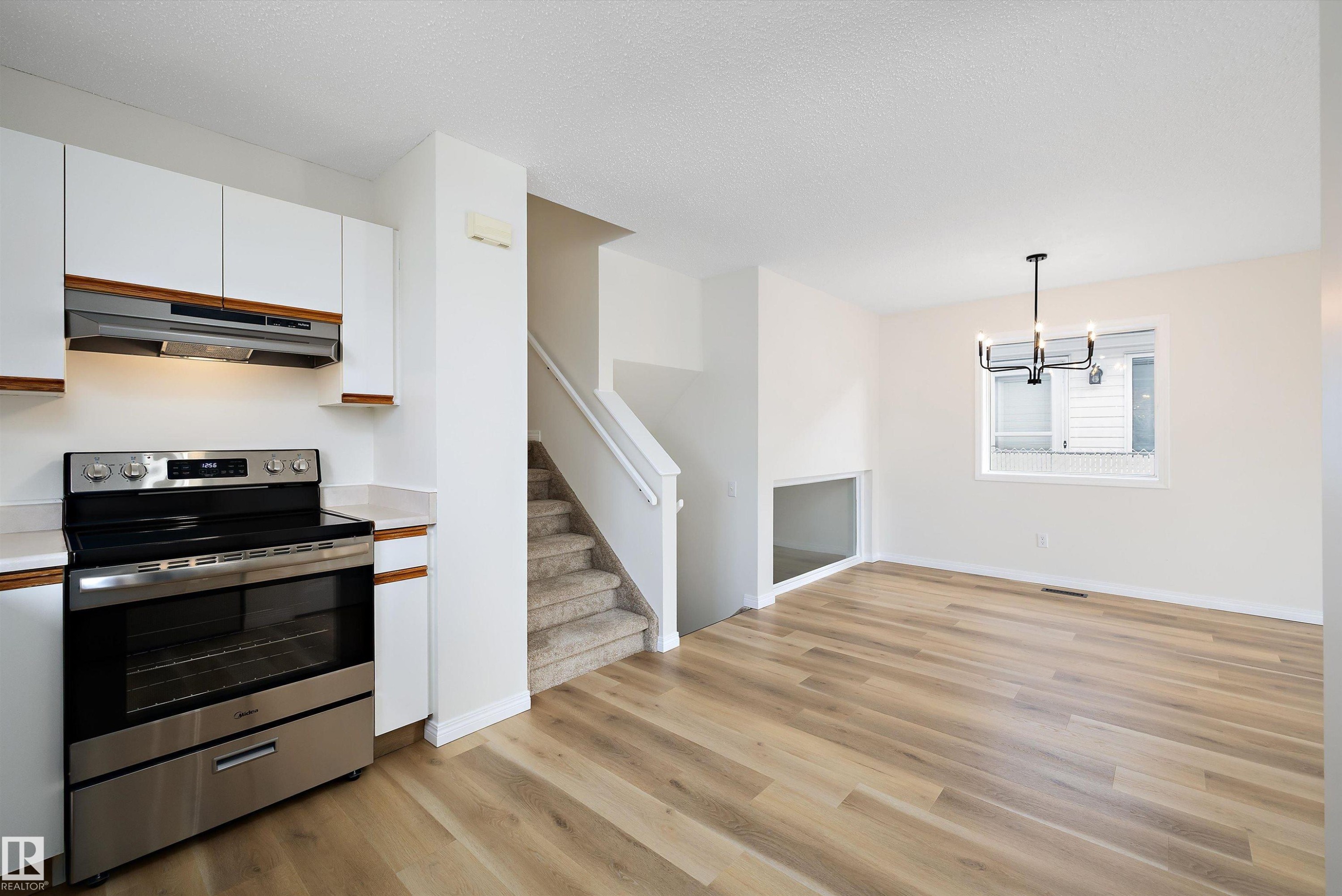 5914 162A Avenue, Edmonton, AB - Indoor Photo Showing Kitchen