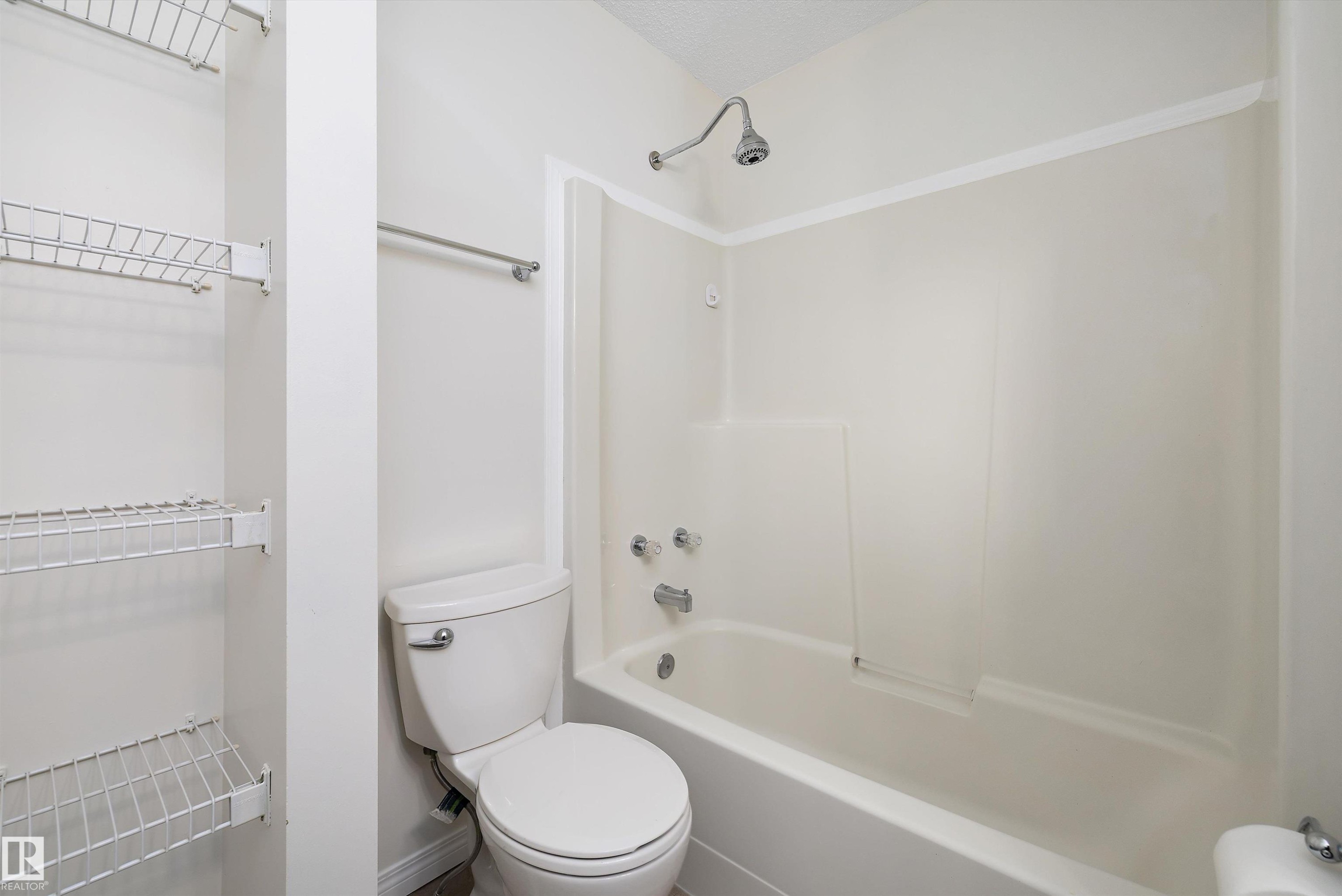 5914 162A Avenue, Edmonton, AB - Indoor Photo Showing Bathroom