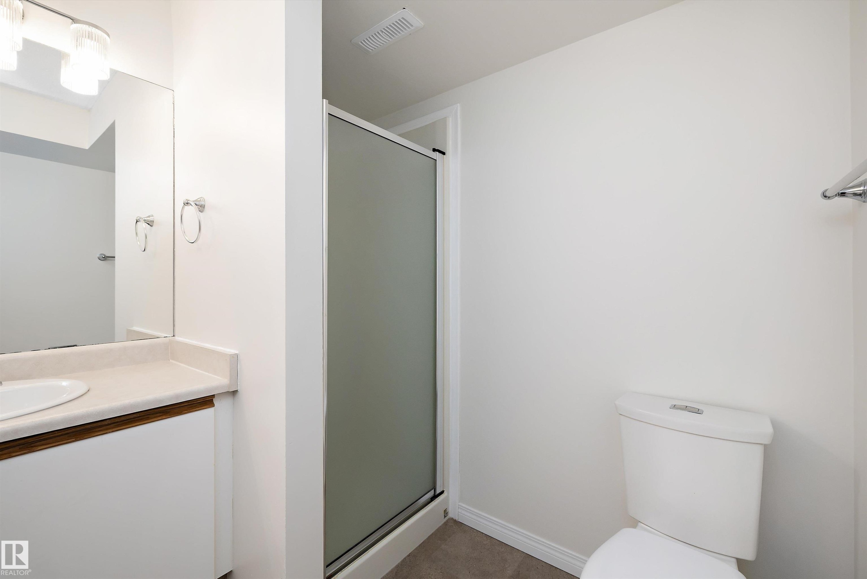 5914 162A Avenue, Edmonton, AB - Indoor Photo Showing Bathroom