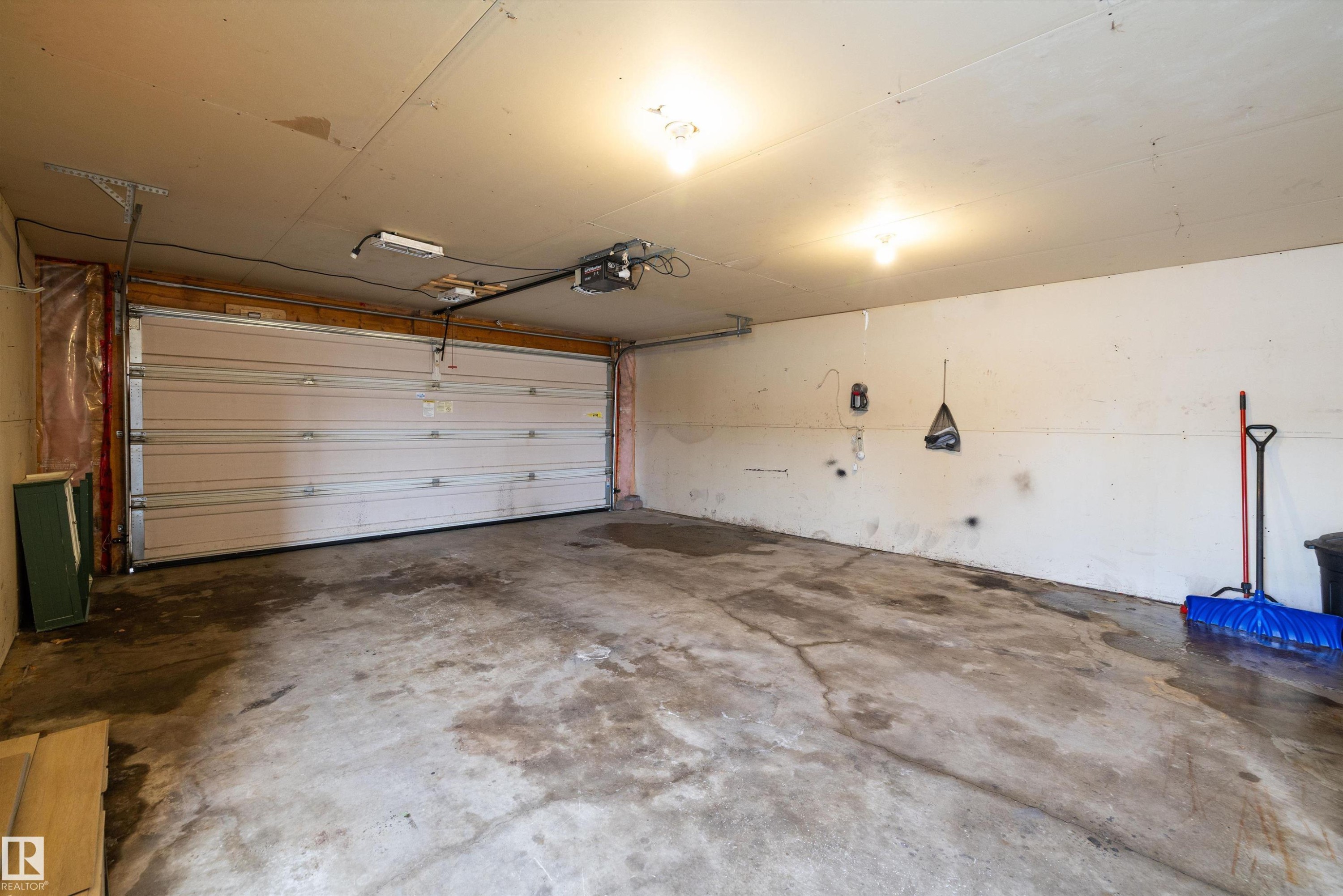 5914 162A Avenue, Edmonton, AB - Indoor Photo Showing Garage