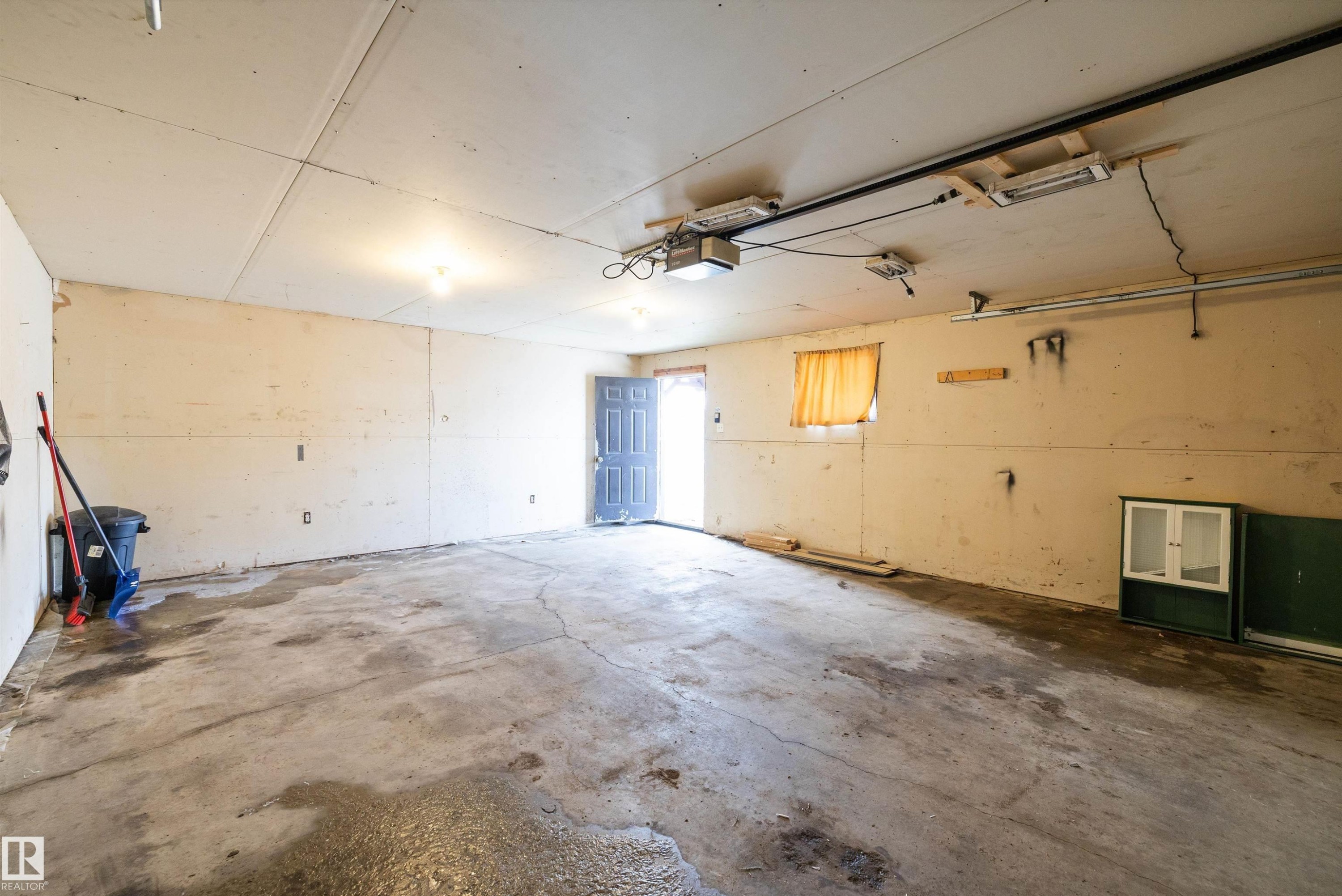 5914 162A Avenue, Edmonton, AB - Indoor Photo Showing Garage