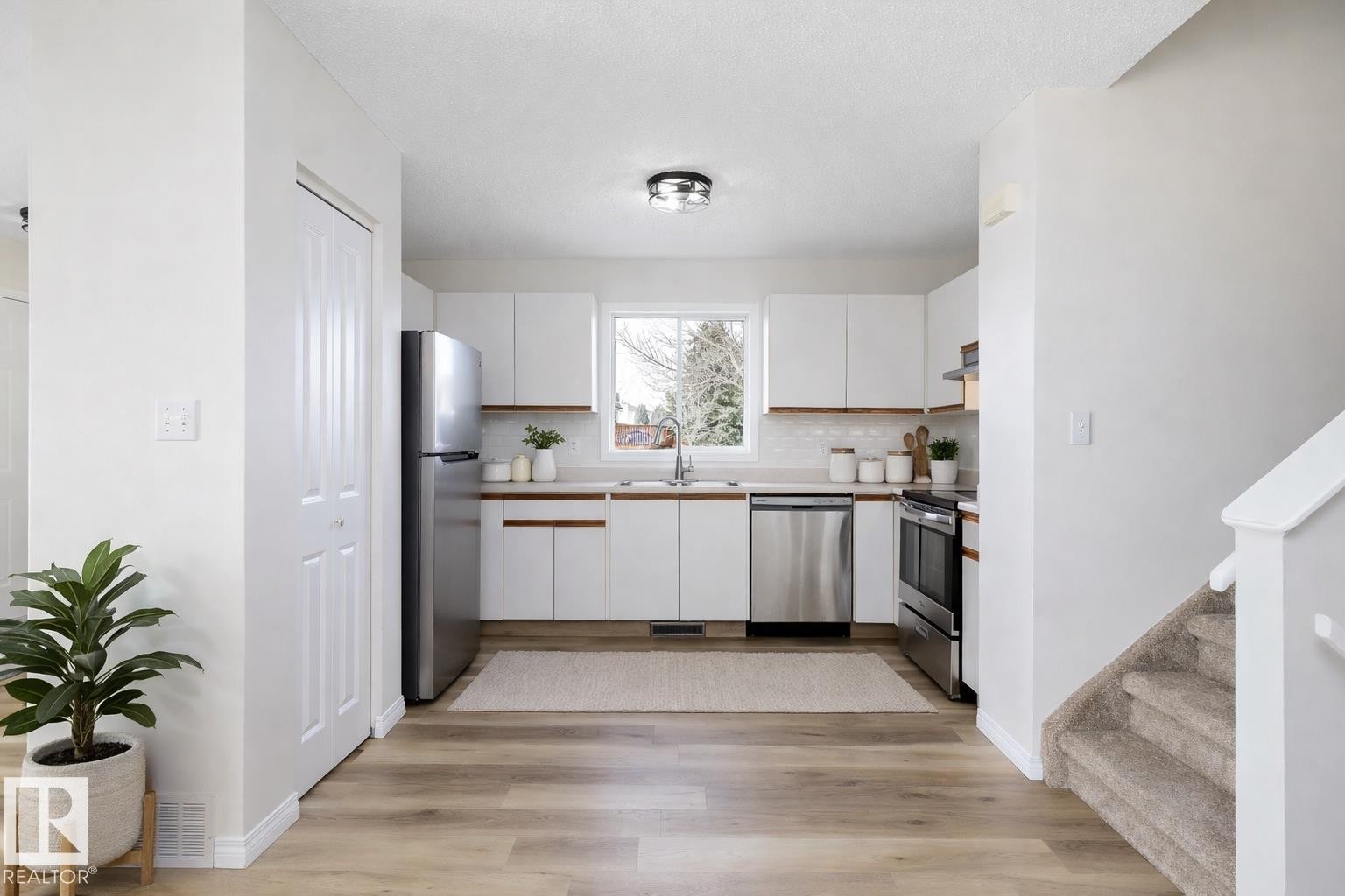 5914 162A Avenue, Edmonton, AB - Indoor Photo Showing Kitchen