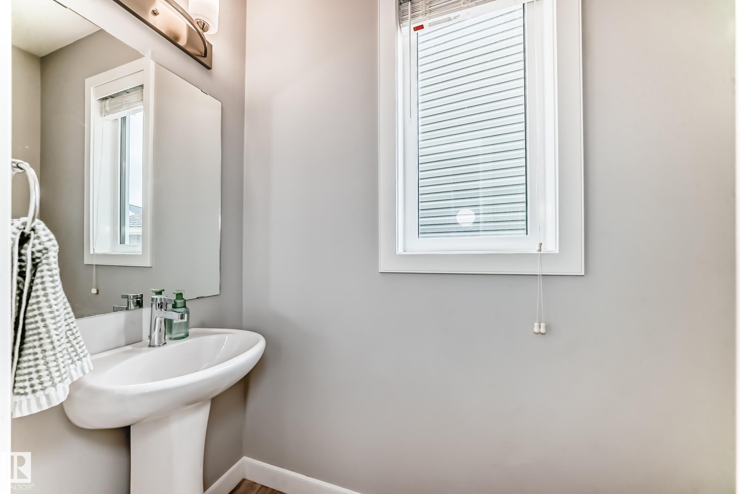 2011 201 Street, Edmonton, AB - Indoor Photo Showing Bathroom