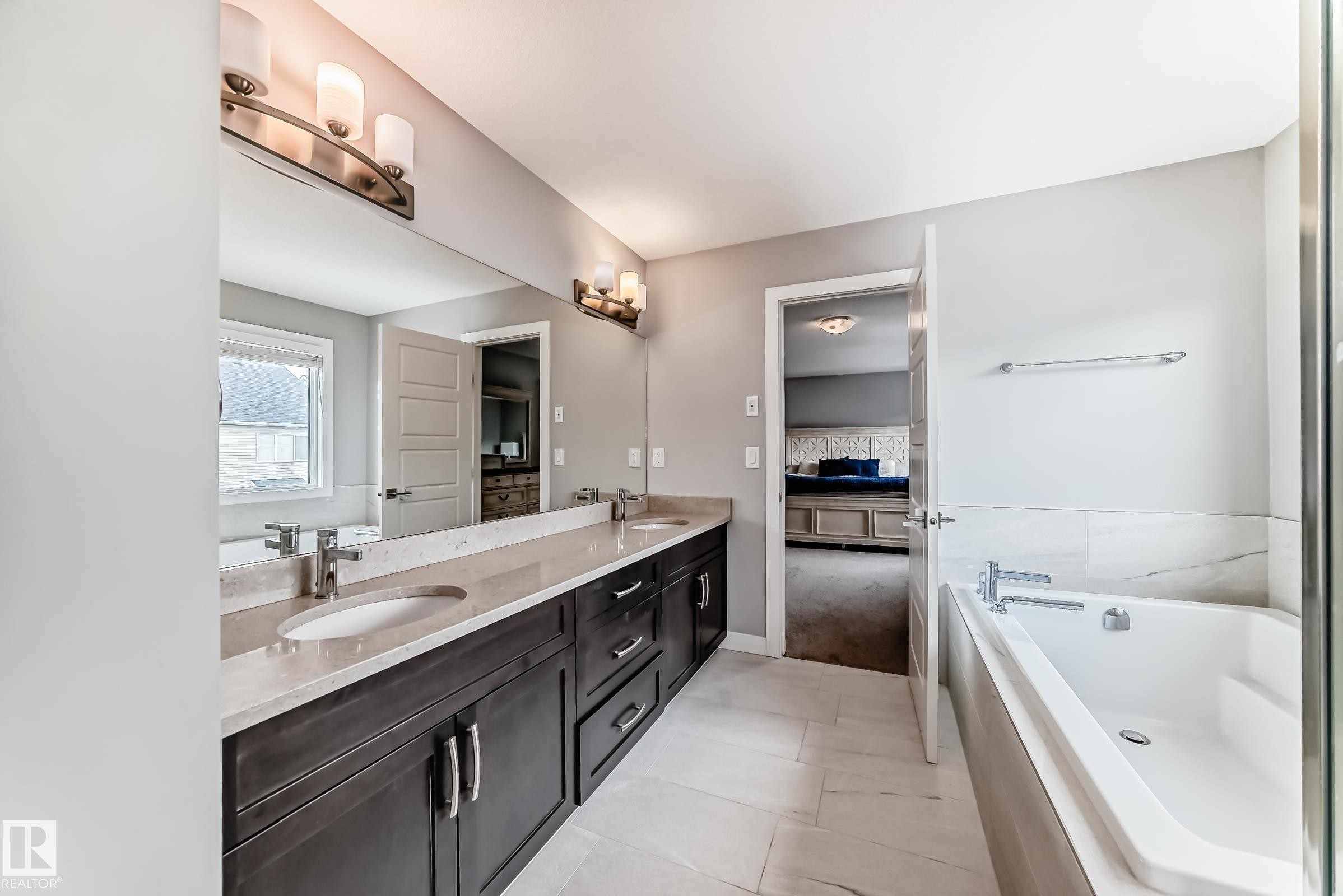 2011 201 Street, Edmonton, AB - Indoor Photo Showing Bathroom
