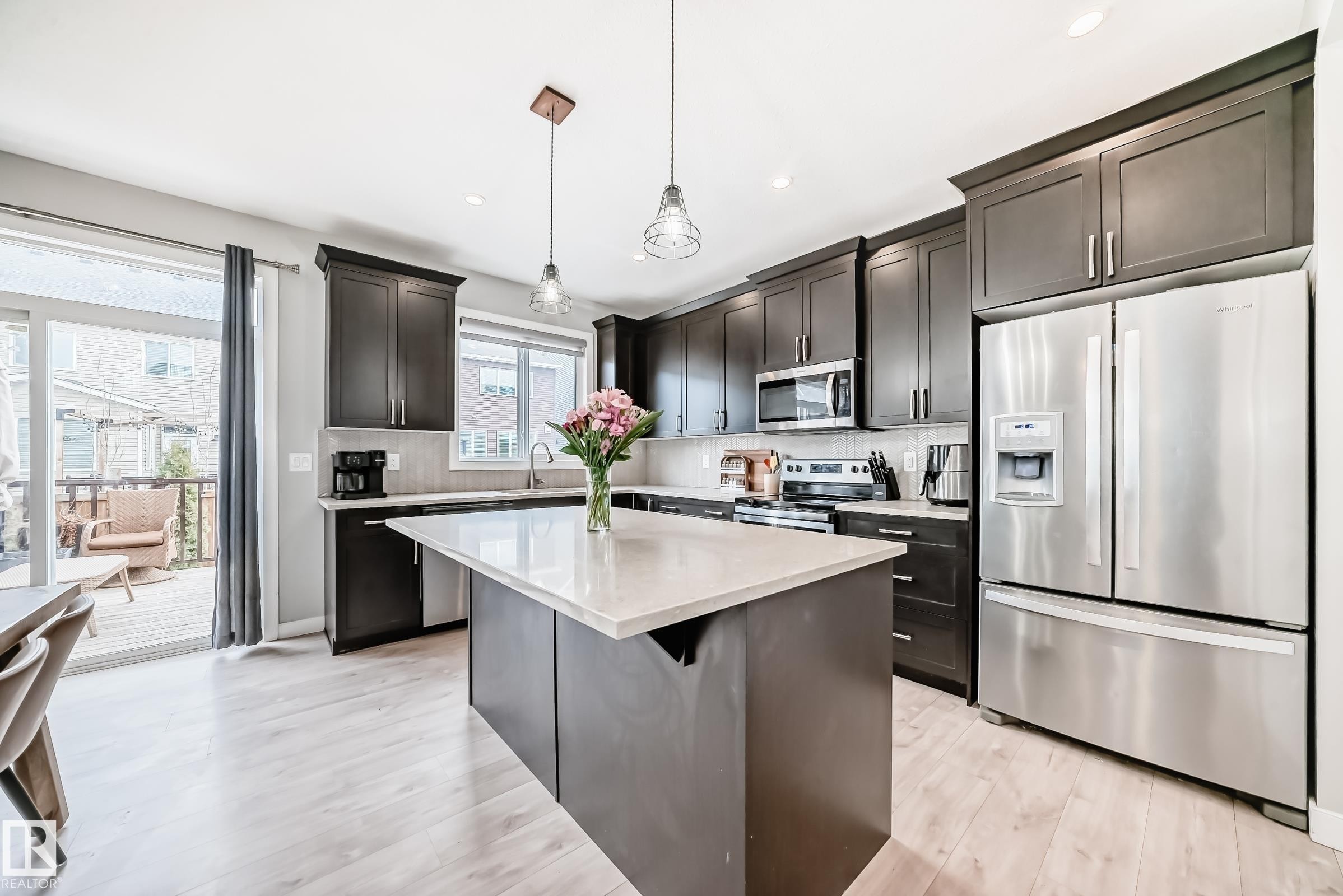 2011 201 Street, Edmonton, AB - Indoor Photo Showing Kitchen With Upgraded Kitchen