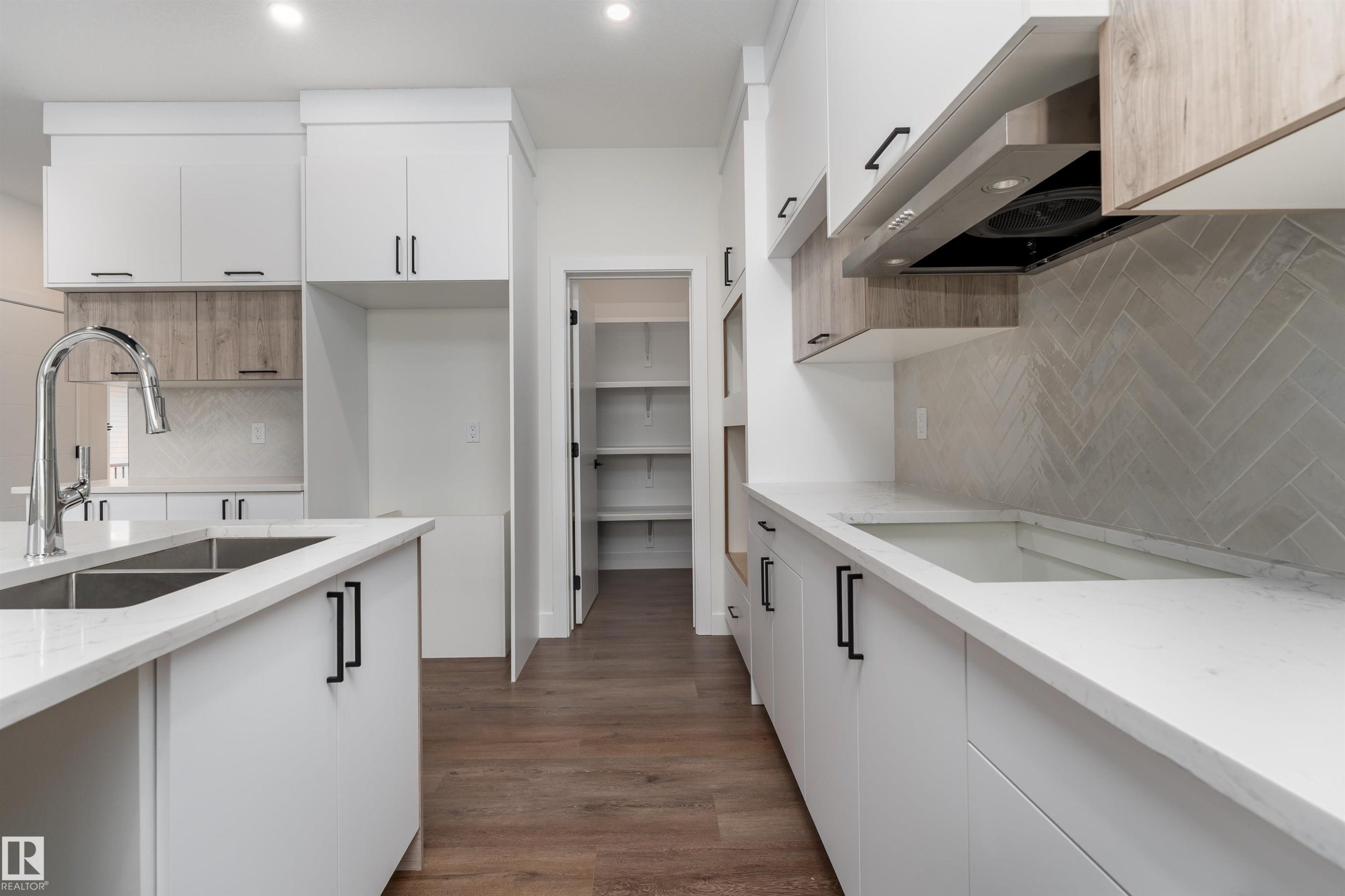 43 Maple Crescent, Gibbons, AB - Indoor Photo Showing Kitchen With Double Sink With Upgraded Kitchen