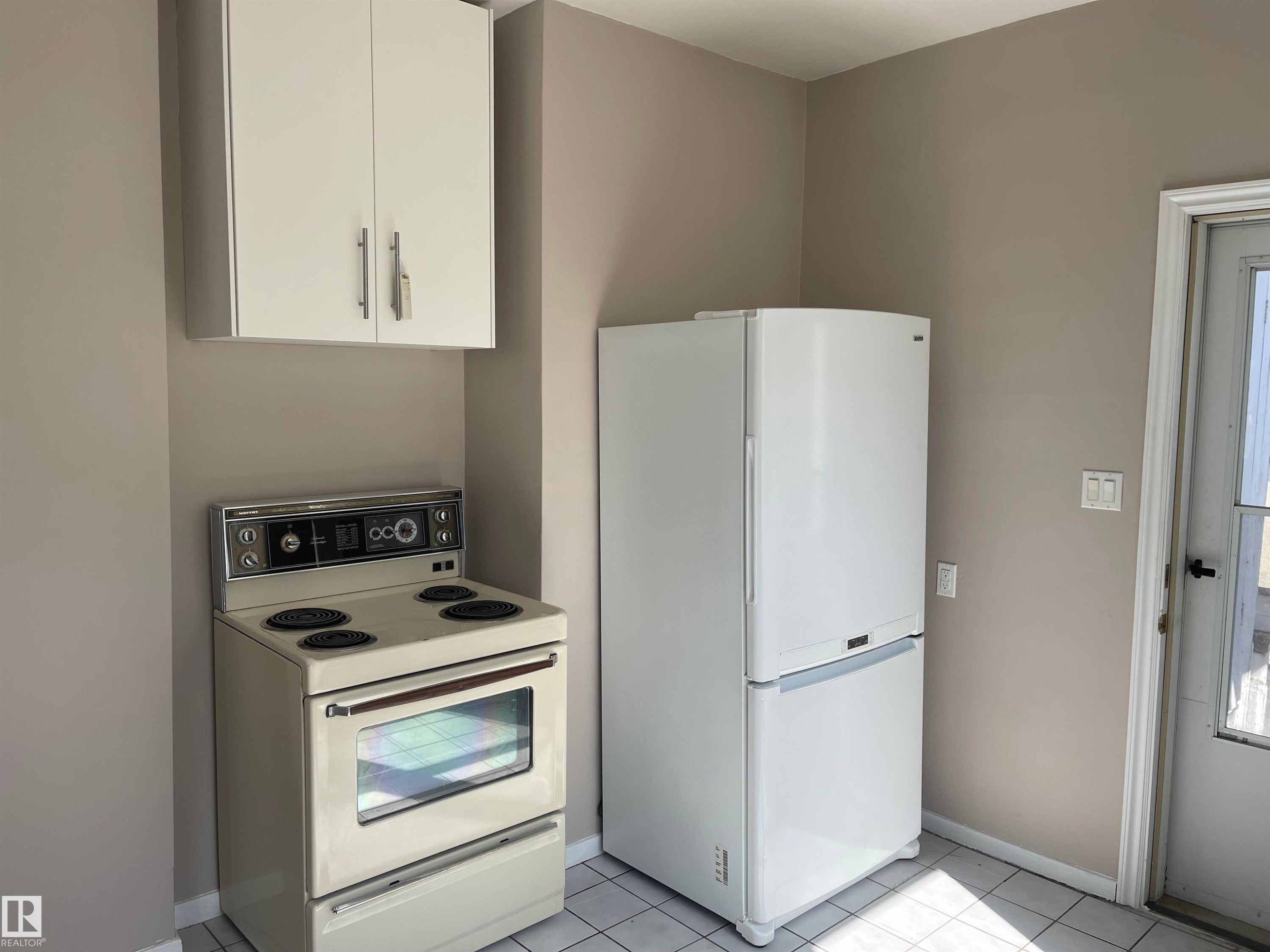 11161 96 Street, Edmonton, AB - Indoor