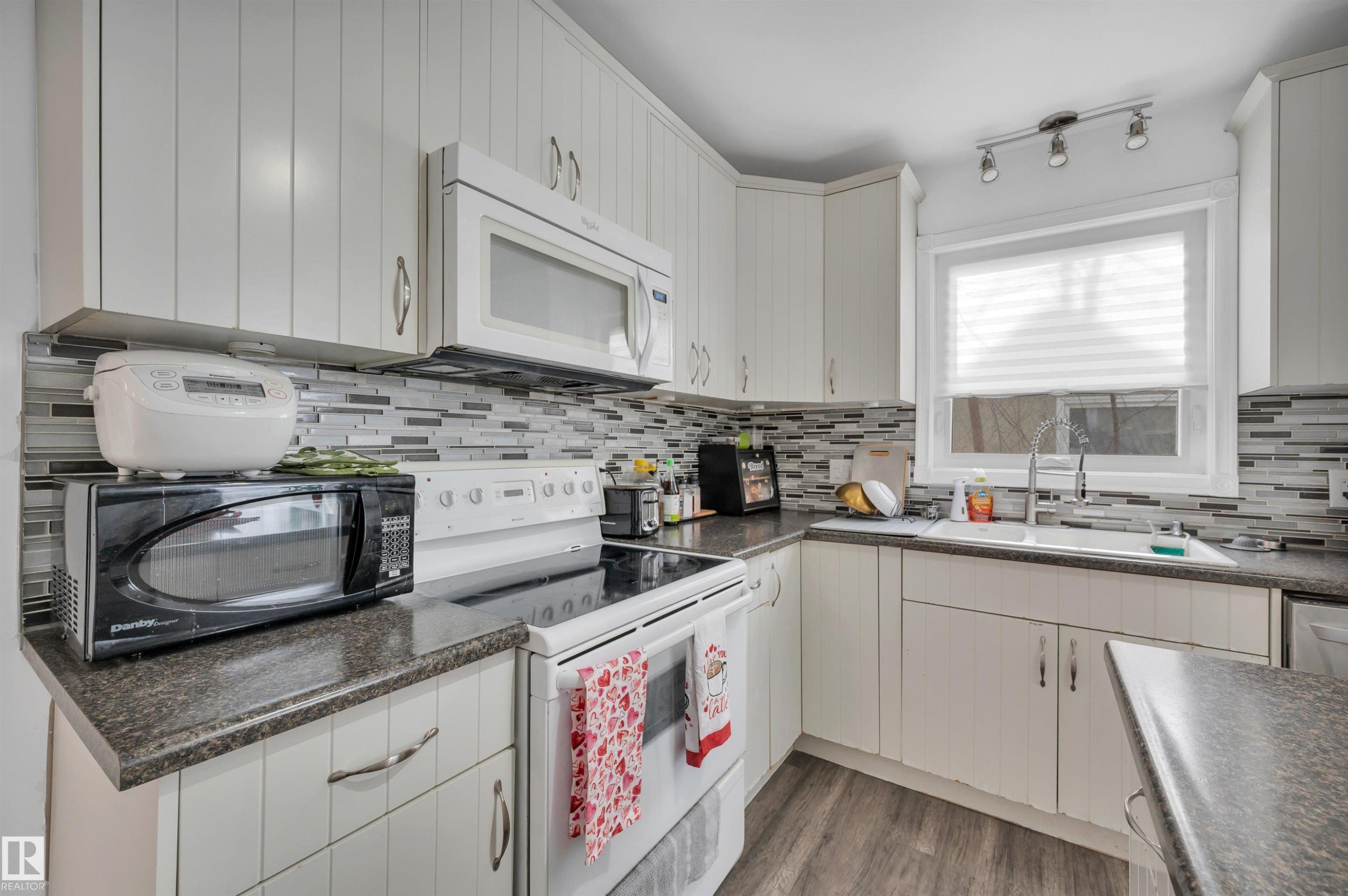 12436 75 Street, Edmonton, AB - Indoor Photo Showing Kitchen