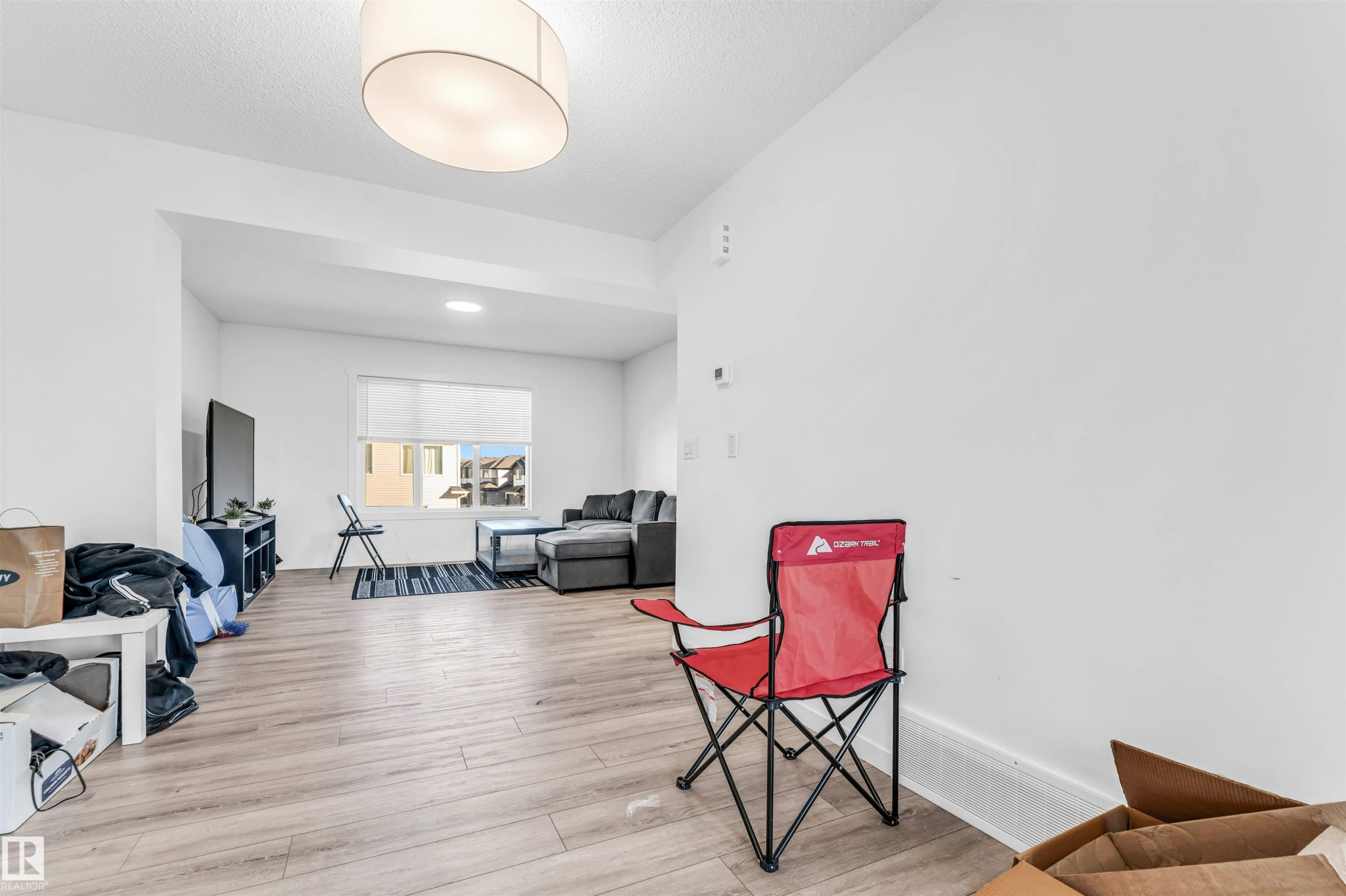 1106 Aster Boulevard, Edmonton, AB - Indoor