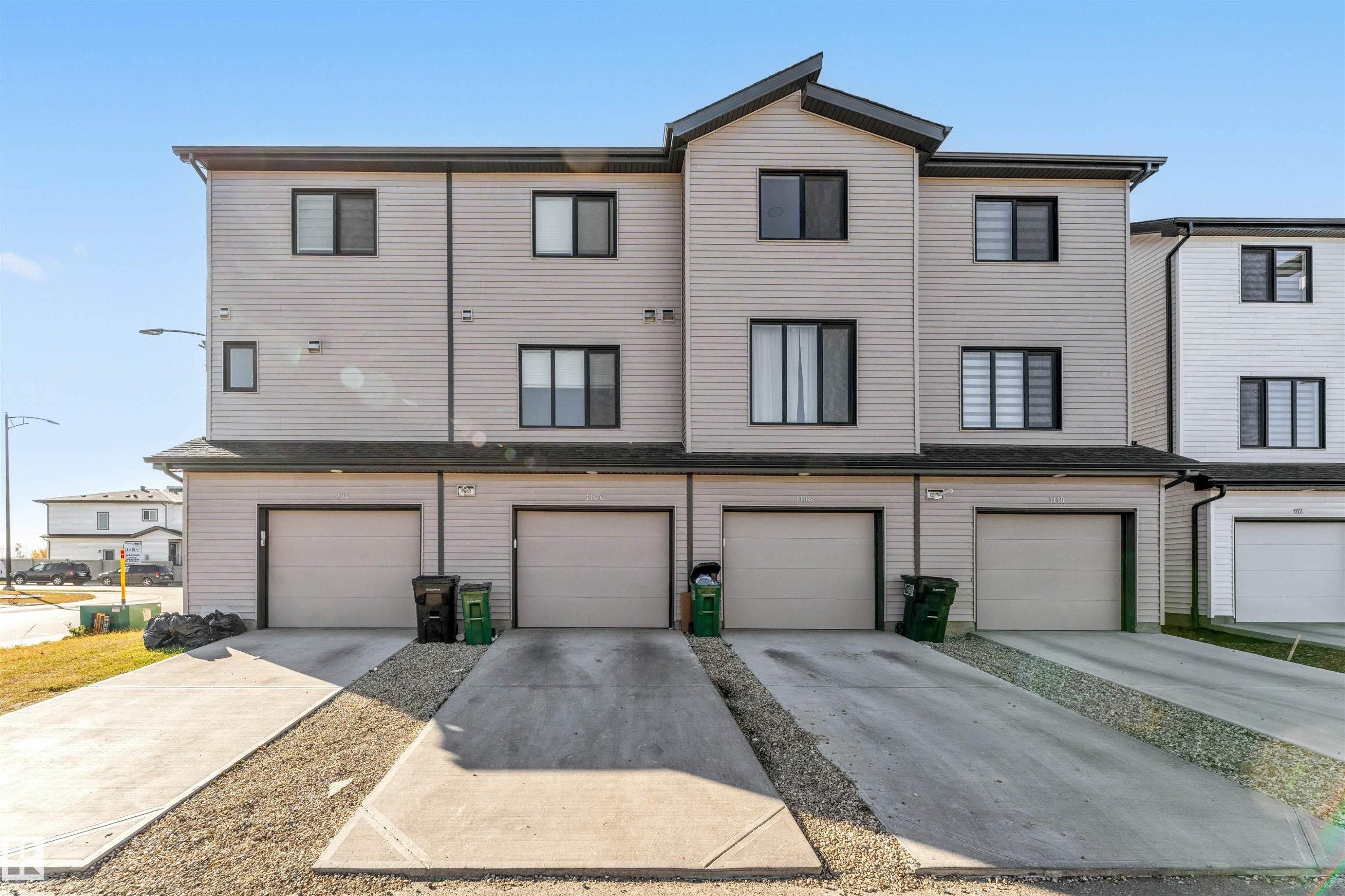 1106 Aster Boulevard, Edmonton, AB - Outdoor With Facade