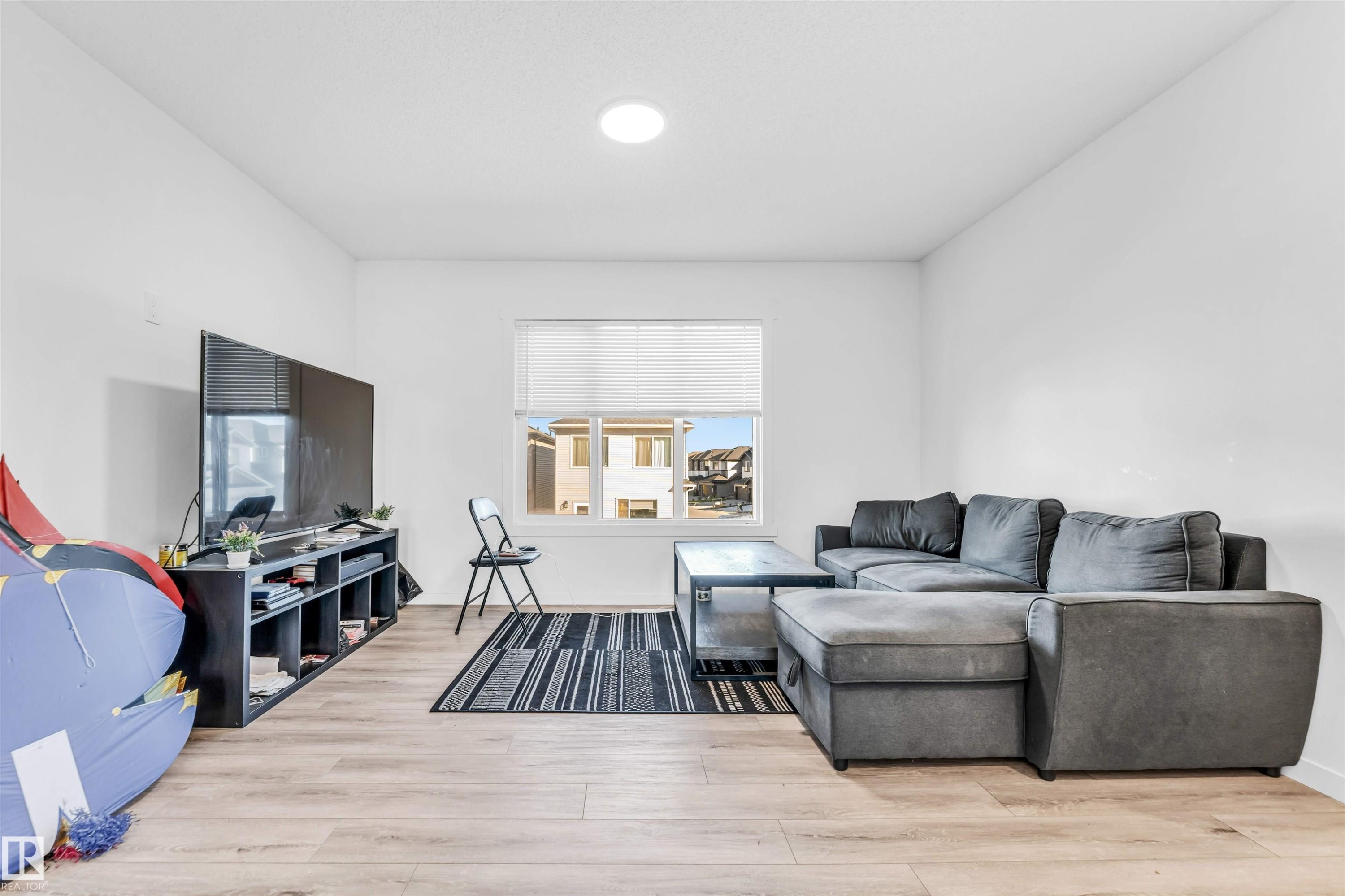 1106 Aster Boulevard, Edmonton, AB - Indoor Photo Showing Living Room