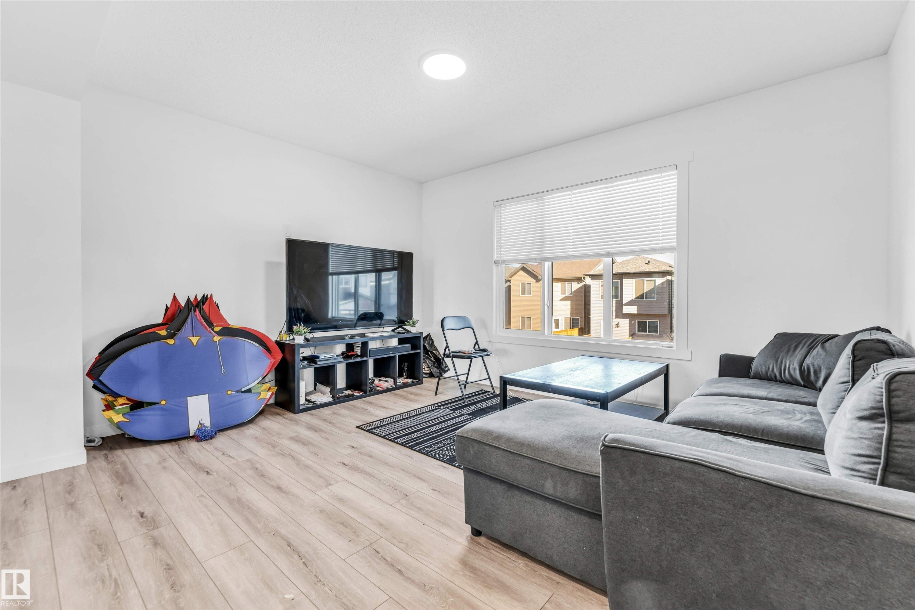 1106 Aster Boulevard, Edmonton, AB - Indoor Photo Showing Living Room