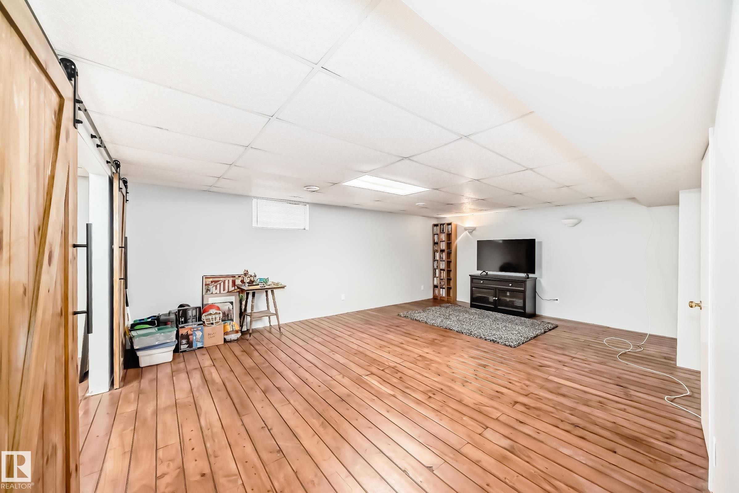 Spacious room featuring hardwood flooring and a ceiling with recessed lighting - 4446 116 Avenue, Edmonton, AB - Indoor
