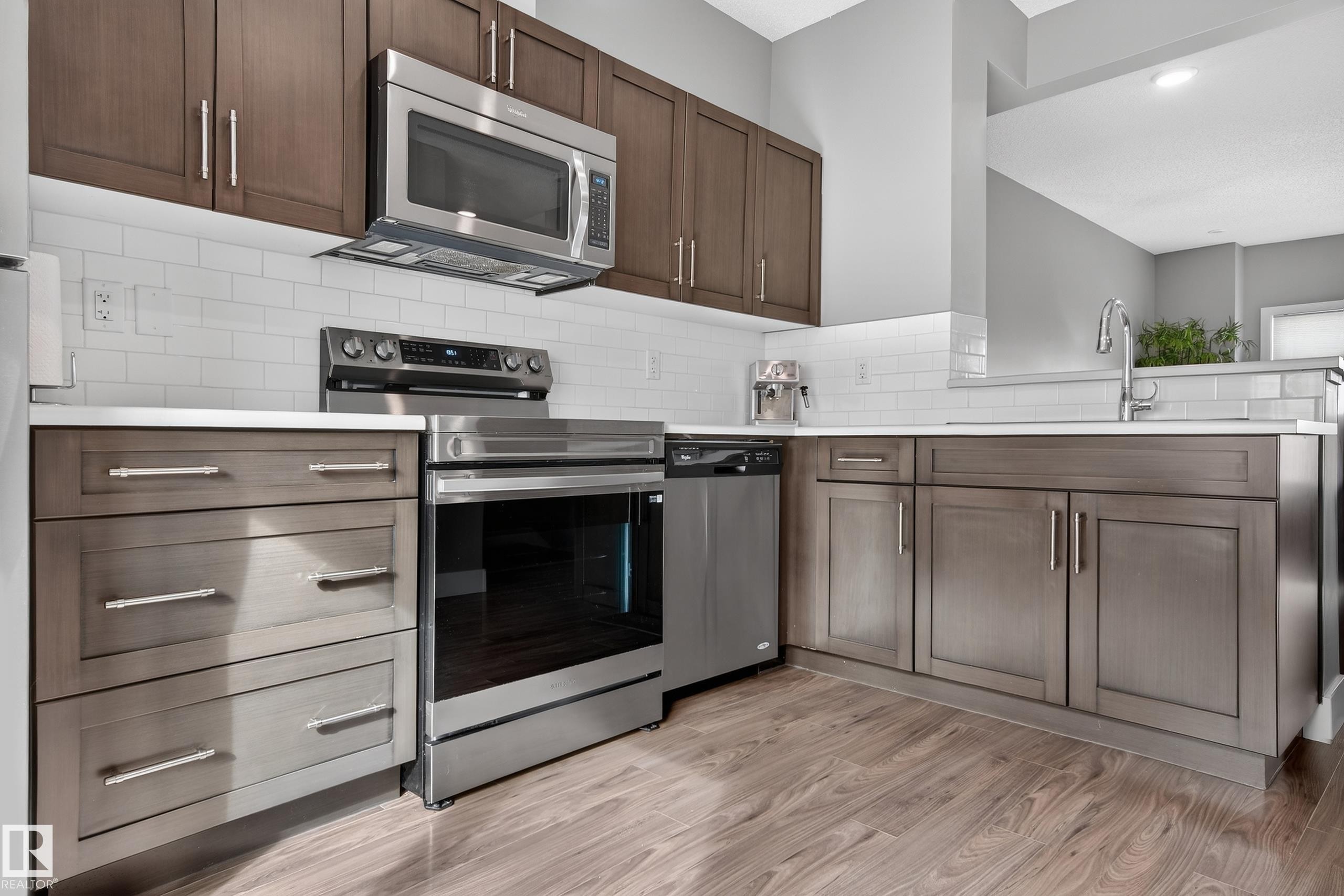 33 804 Welsh Drive, Edmonton, AB - Indoor Photo Showing Kitchen With Upgraded Kitchen