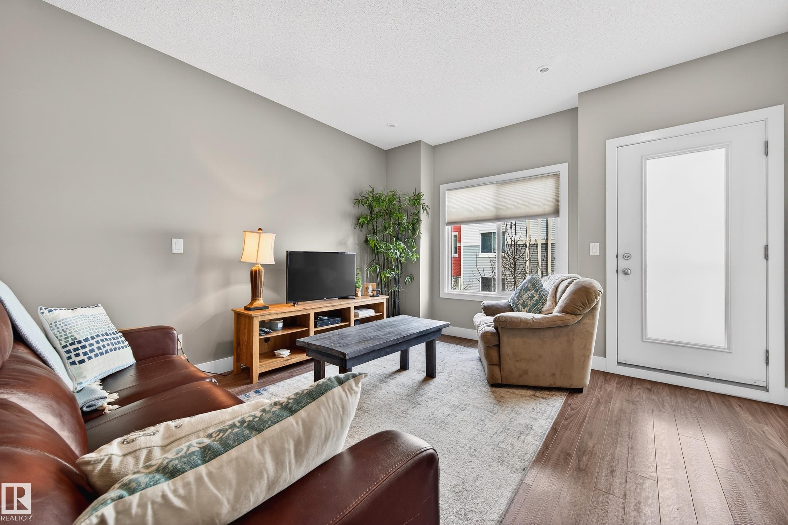 33 804 Welsh Drive, Edmonton, AB - Indoor Photo Showing Living Room