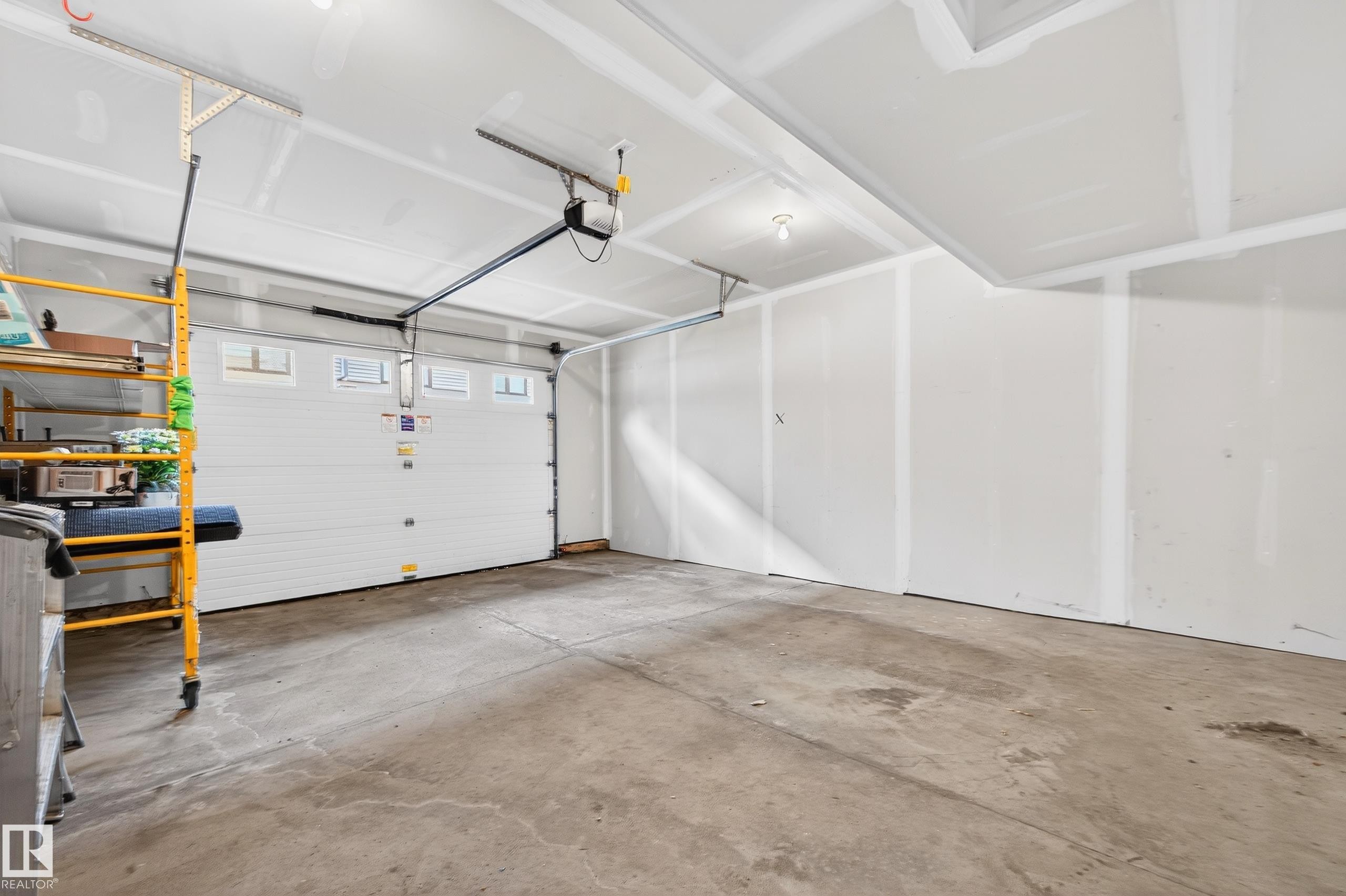 33 804 Welsh Drive, Edmonton, AB - Indoor Photo Showing Garage