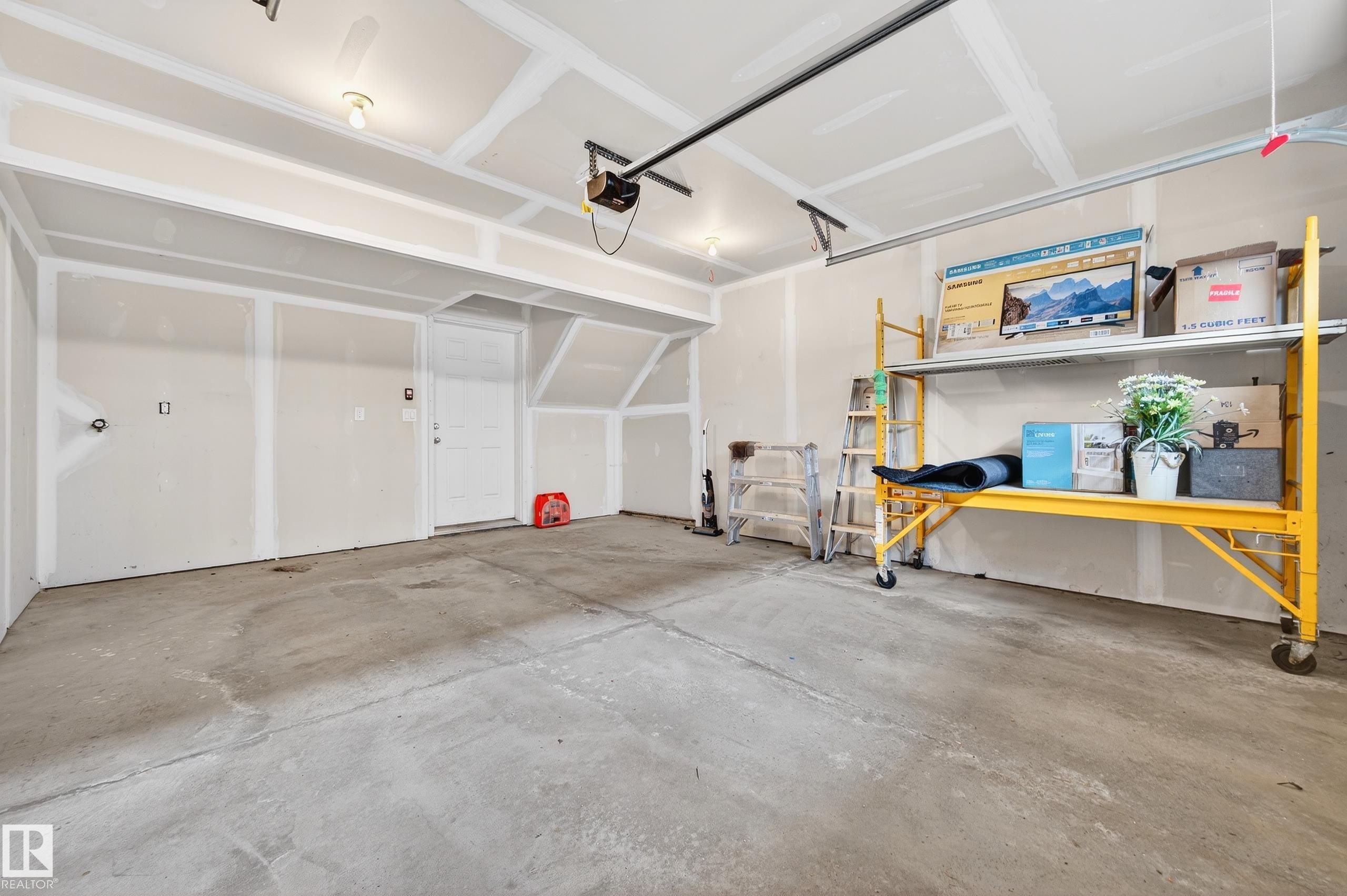 33 804 Welsh Drive, Edmonton, AB - Indoor Photo Showing Garage