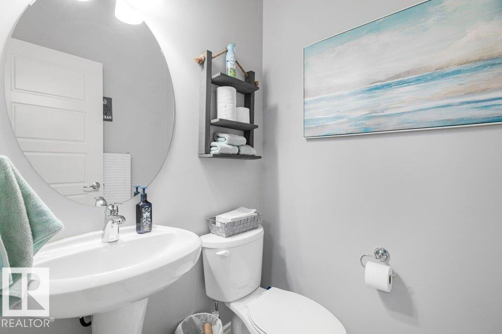 6105 17A Avenue, Edmonton, AB - Indoor Photo Showing Bathroom