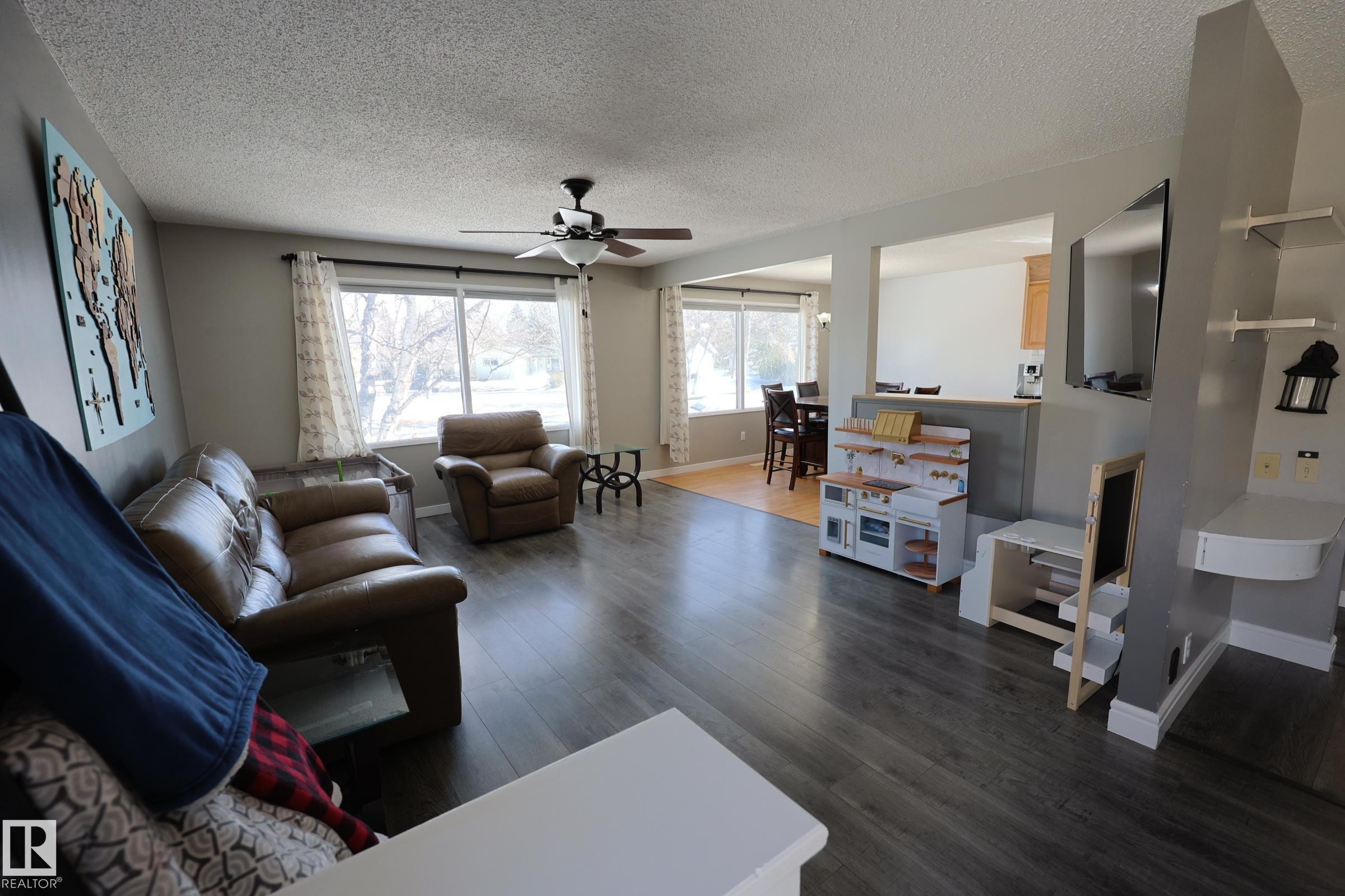 37 Armstrong Crescent, Leduc, AB - Indoor Photo Showing Living Room