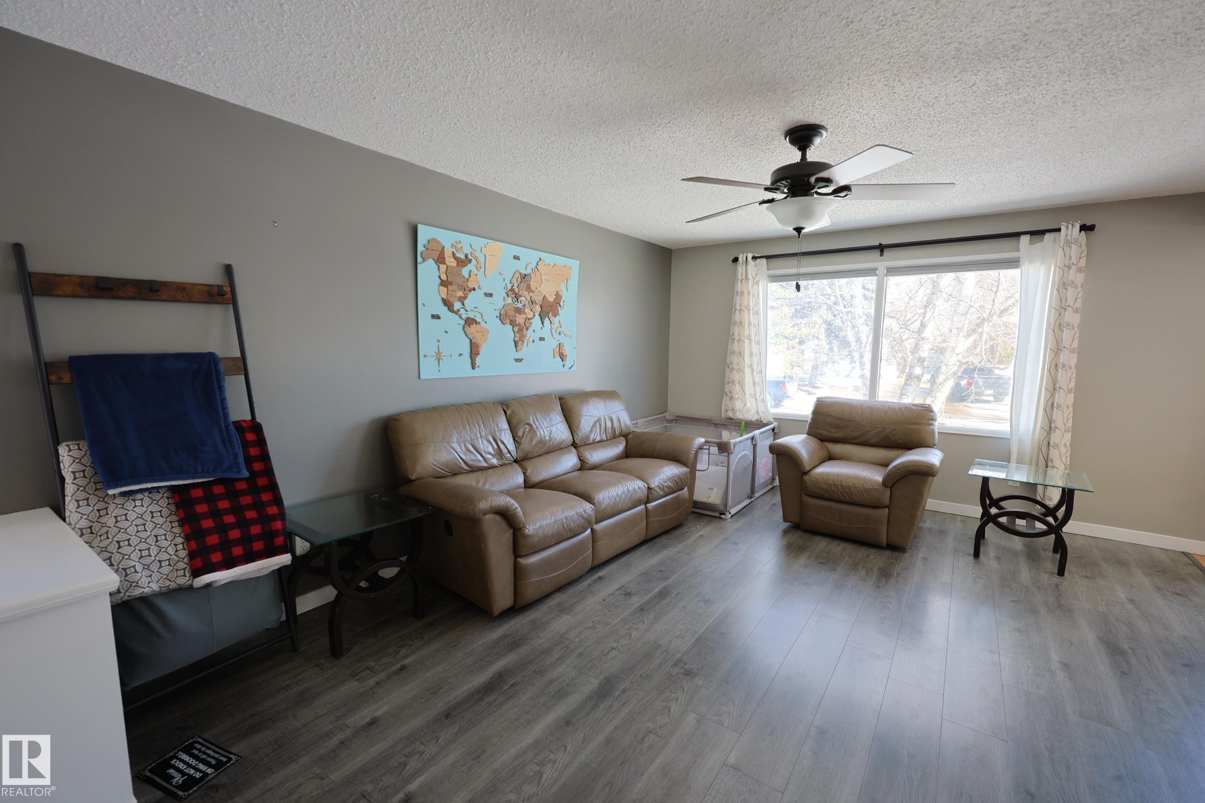 37 Armstrong Crescent, Leduc, AB - Indoor Photo Showing Living Room