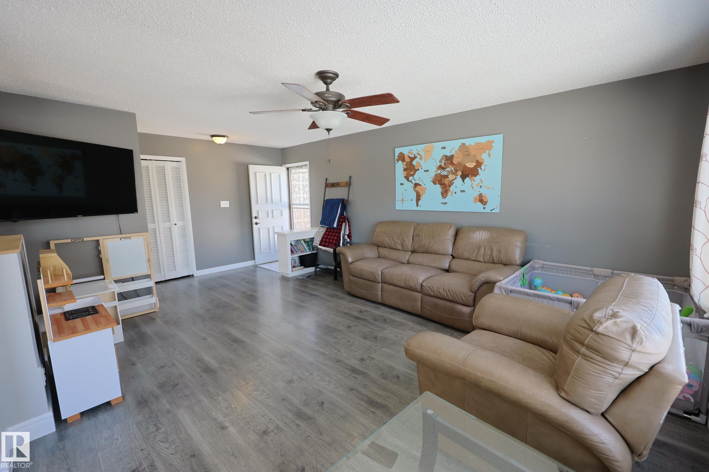 37 Armstrong Crescent, Leduc, AB - Indoor Photo Showing Living Room