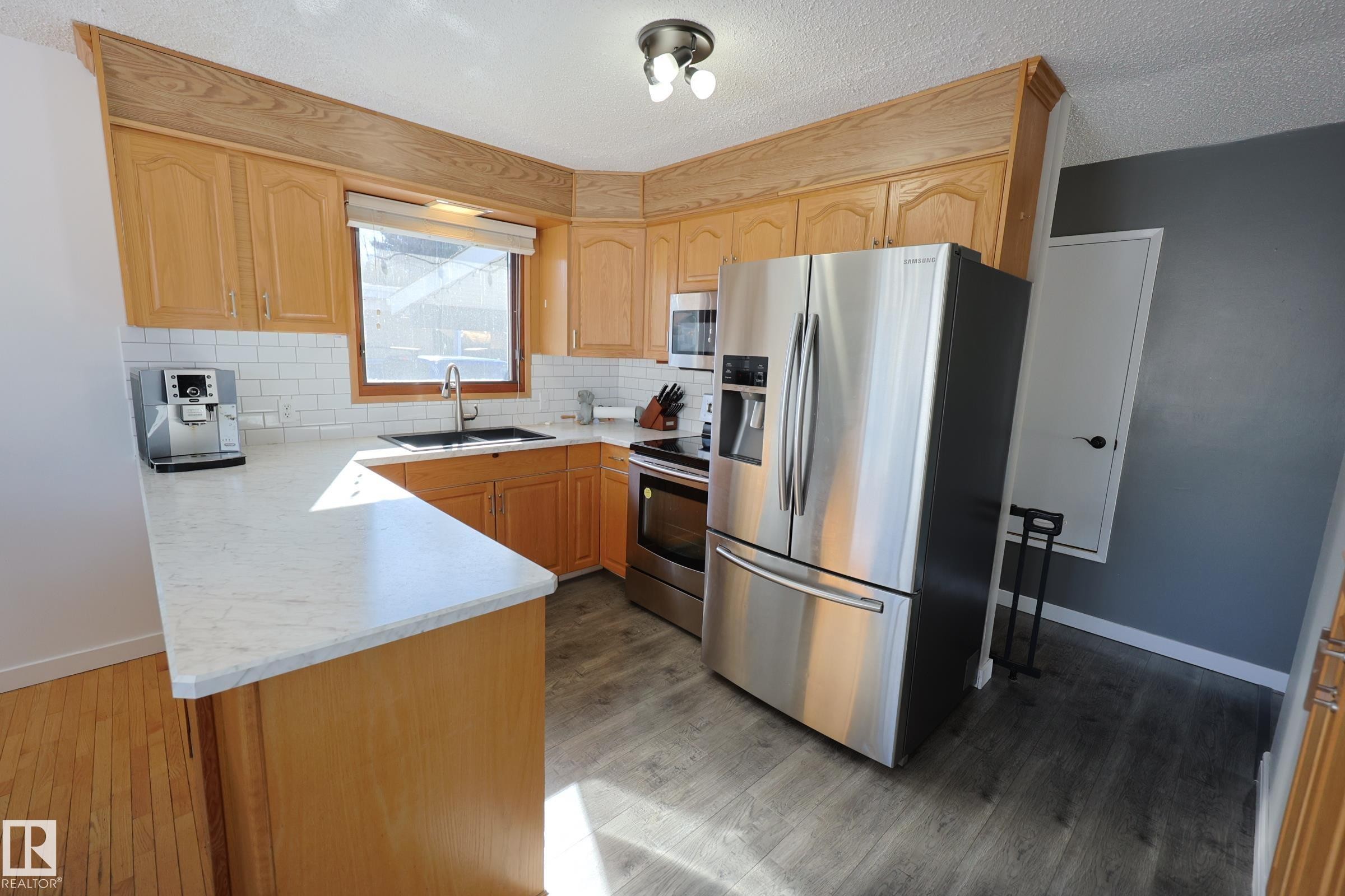 37 Armstrong Crescent, Leduc, AB - Indoor Photo Showing Kitchen