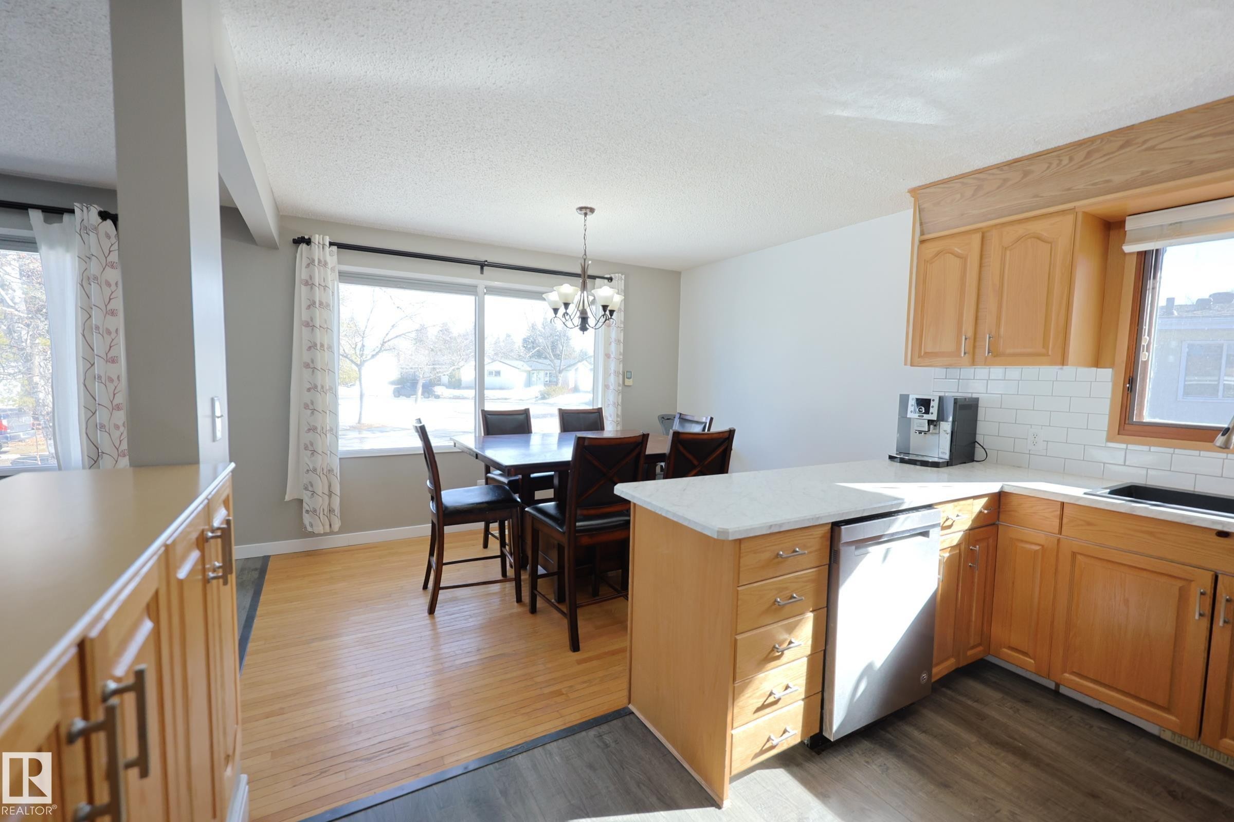 37 Armstrong Crescent, Leduc, AB - Indoor Photo Showing Kitchen