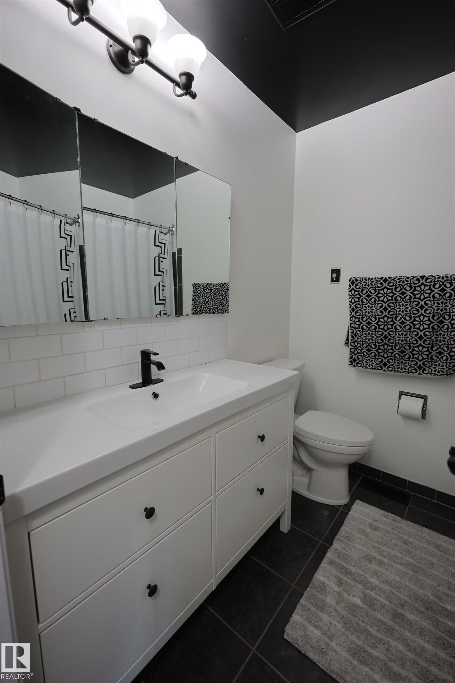 37 Armstrong Crescent, Leduc, AB - Indoor Photo Showing Bathroom
