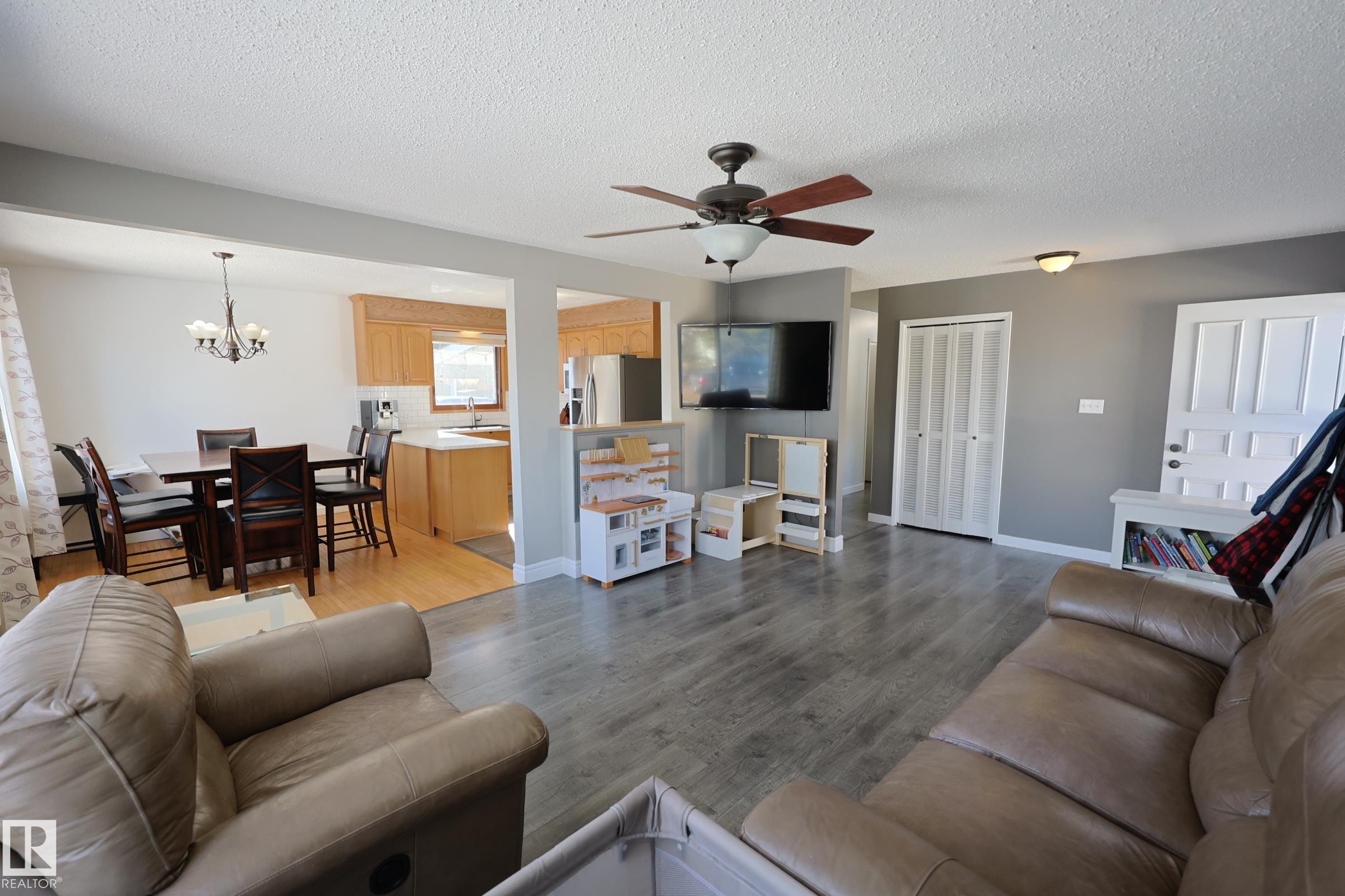 37 Armstrong Crescent, Leduc, AB - Indoor Photo Showing Living Room