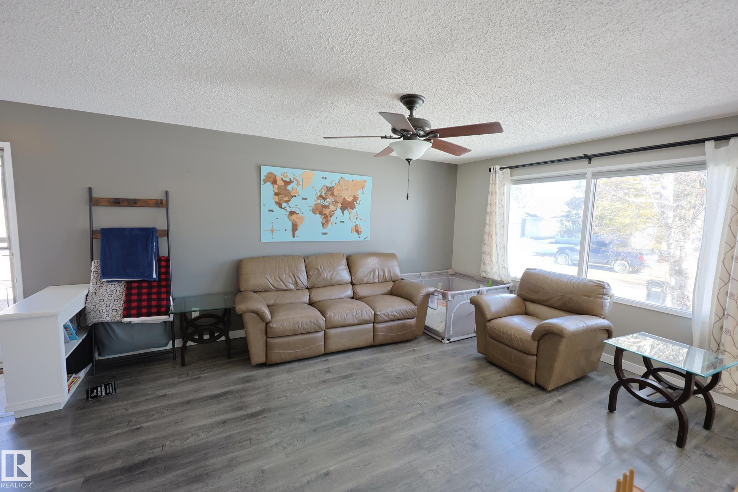 37 Armstrong Crescent, Leduc, AB - Indoor Photo Showing Living Room