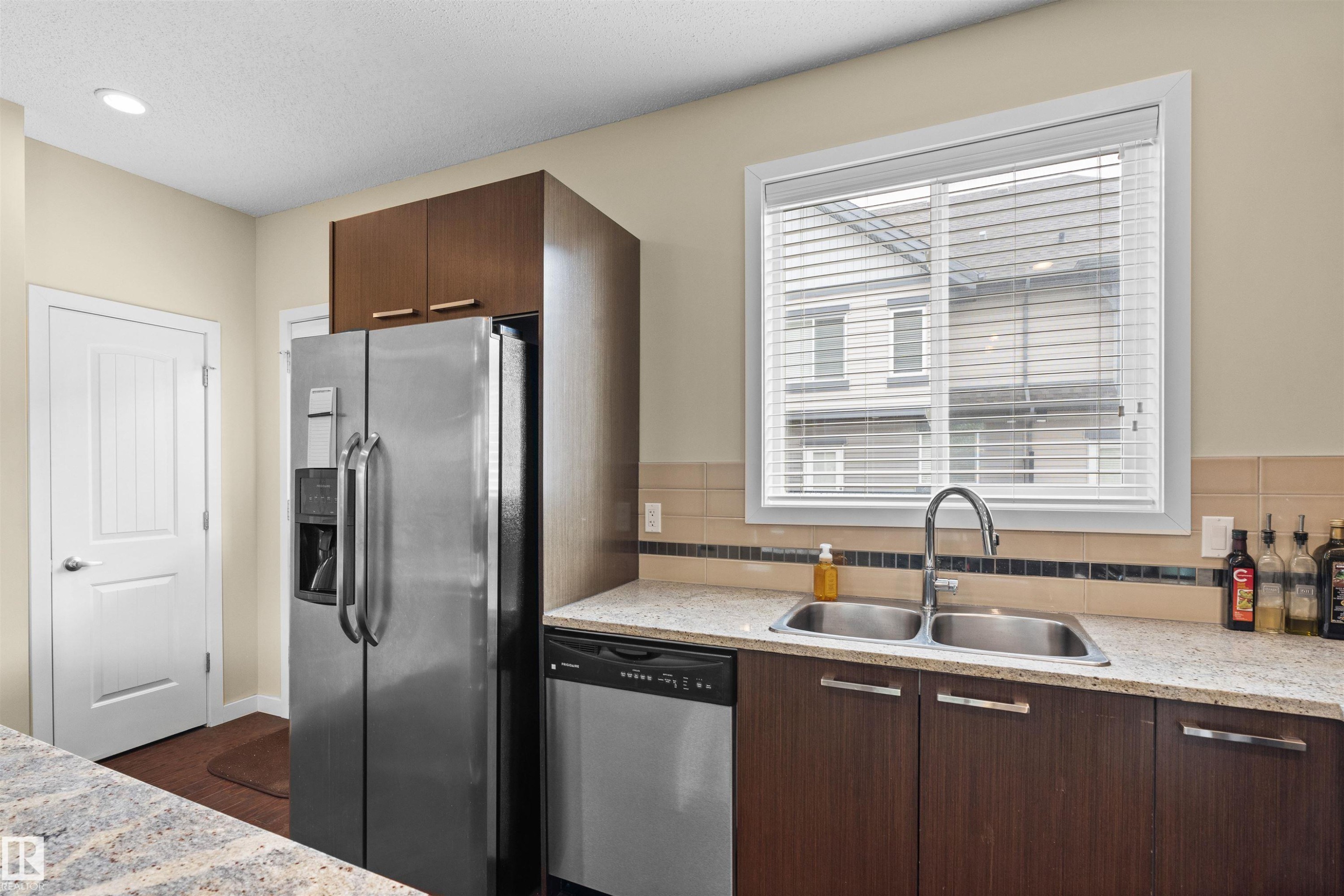 #25 655 Watt Blvd, Edmonton, AB - Indoor Photo Showing Kitchen With Double Sink