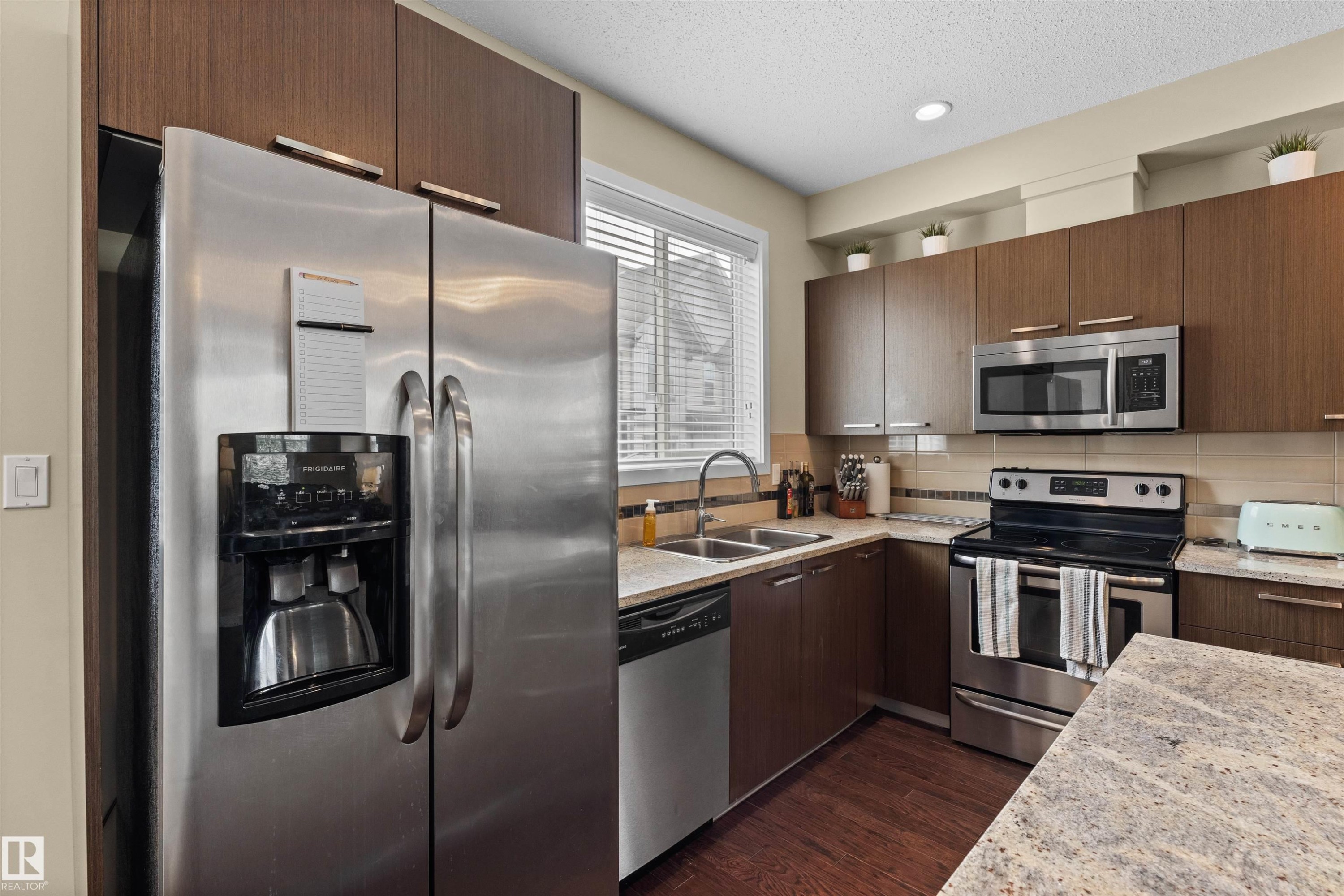 #25 655 Watt Blvd, Edmonton, AB - Indoor Photo Showing Kitchen With Double Sink