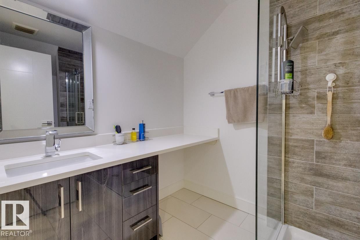 11045 85 Avenue, Edmonton, AB - Indoor Photo Showing Bathroom