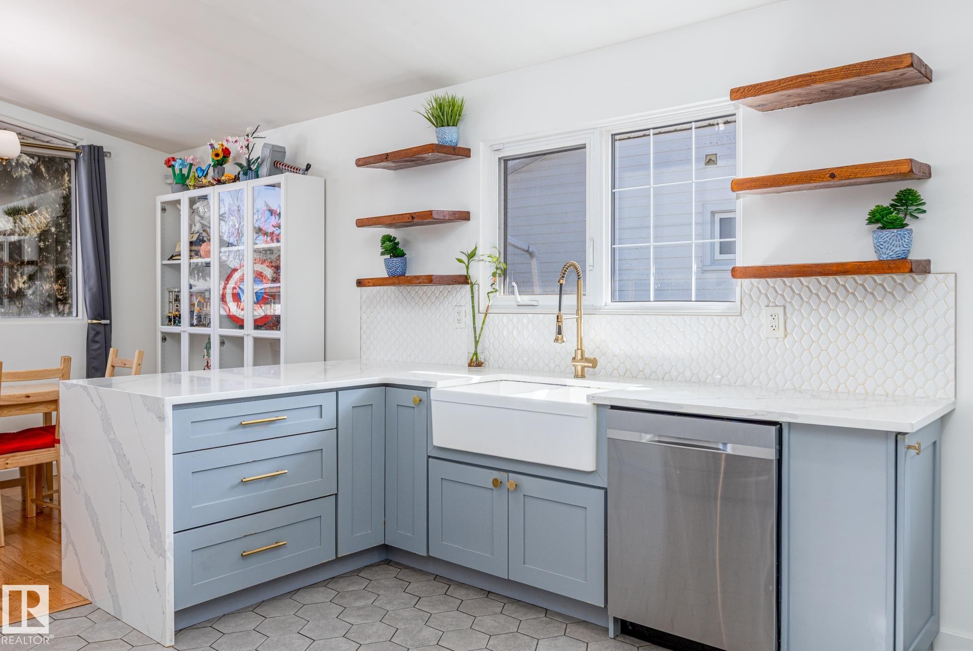 6511 103 Avenue, Edmonton, AB - Indoor