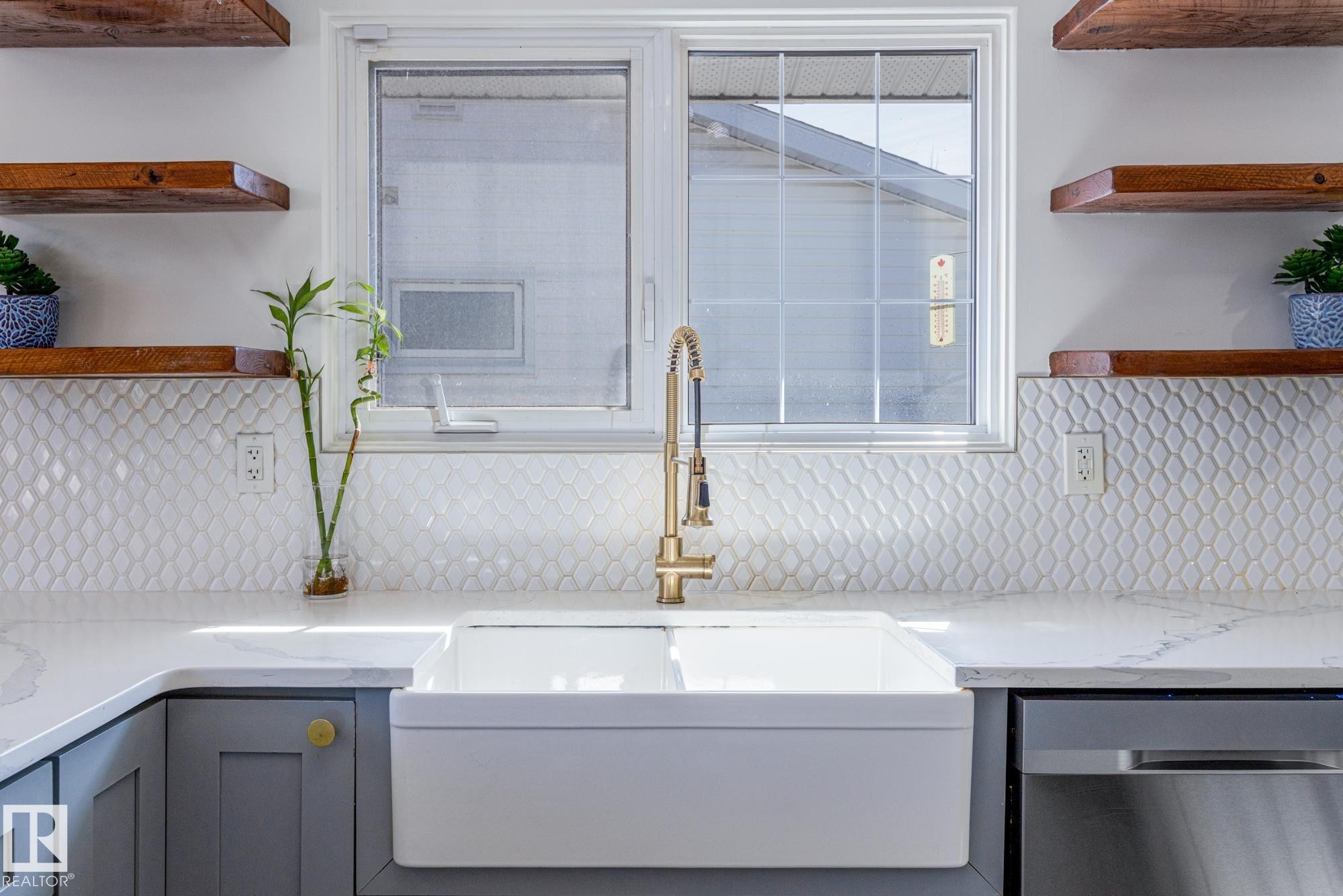 6511 103 Avenue, Edmonton, AB - Indoor