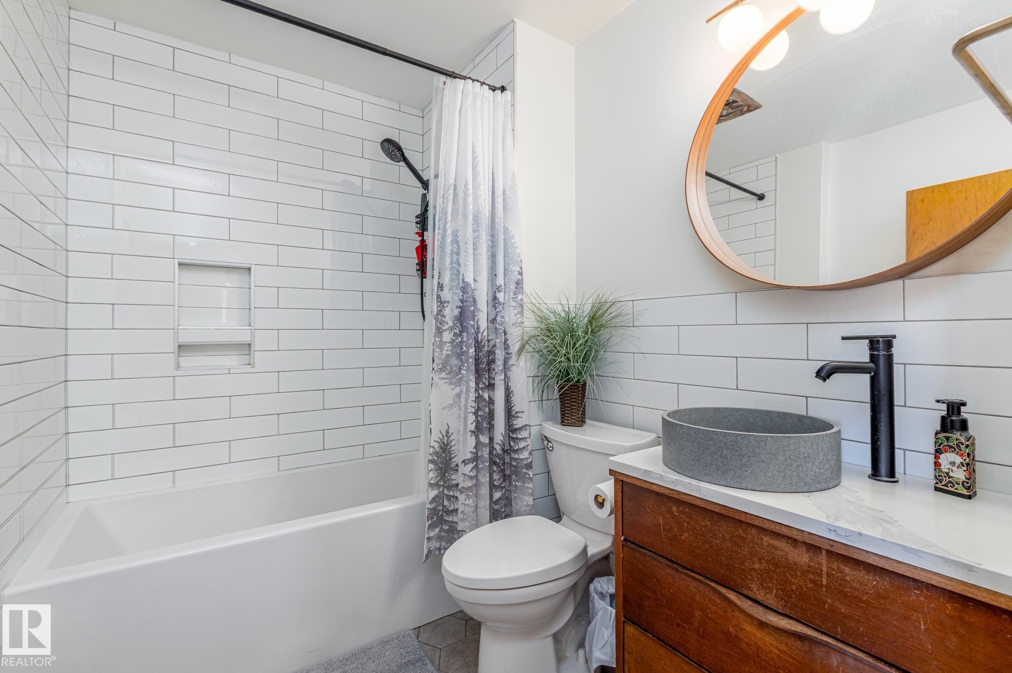 6511 103 Avenue, Edmonton, AB - Indoor Photo Showing Bathroom