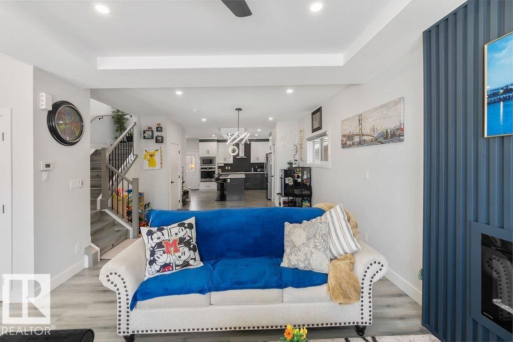 16 Raspberry Road, St. Albert, AB - Indoor Photo Showing Living Room