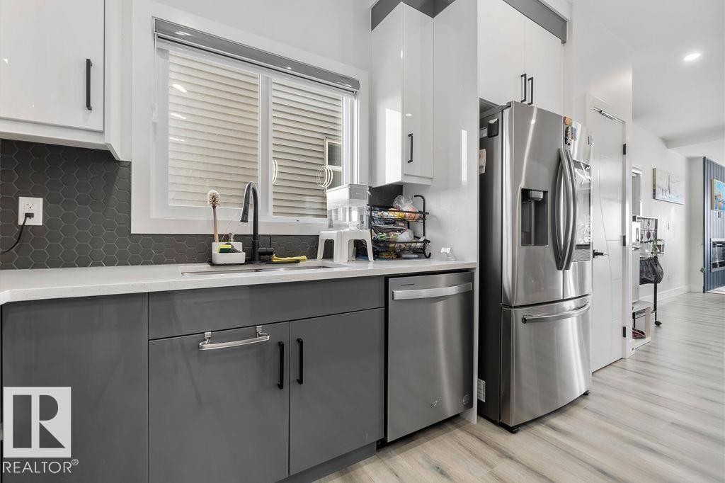 16 Raspberry Road, St. Albert, AB - Indoor Photo Showing Kitchen With Upgraded Kitchen