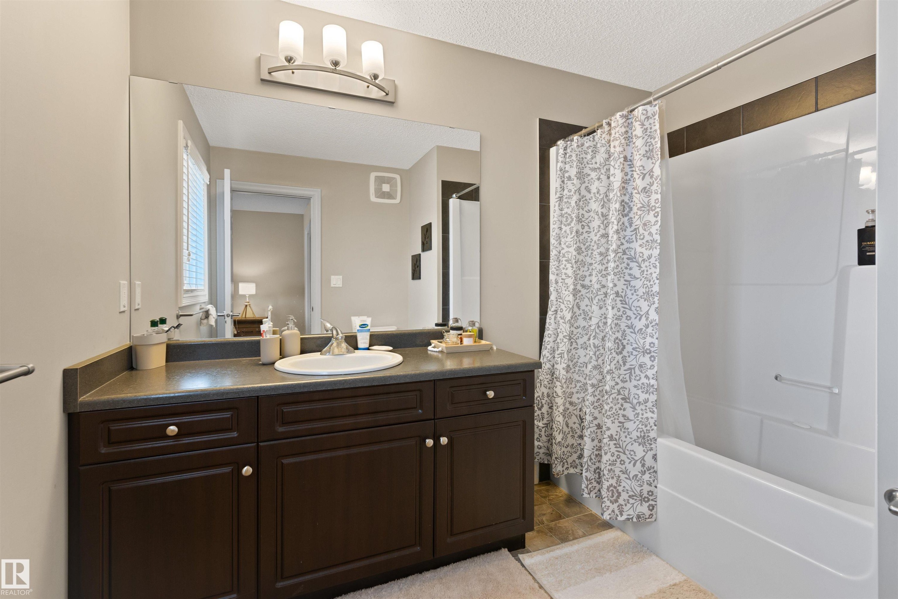 13422 166 Avenue, Edmonton, AB - Indoor Photo Showing Bathroom