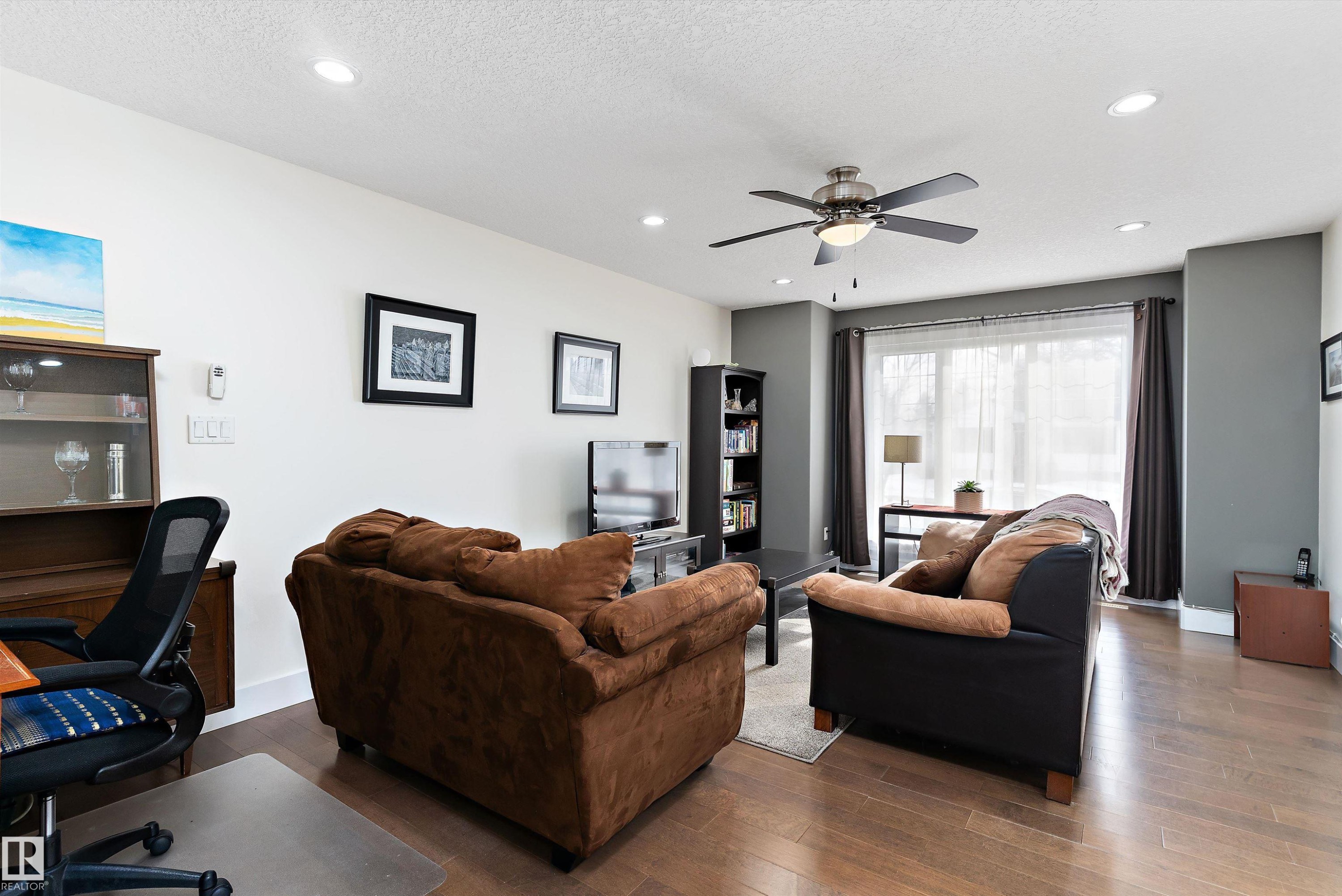 8148 77 Avenue, Edmonton, AB - Indoor Photo Showing Living Room