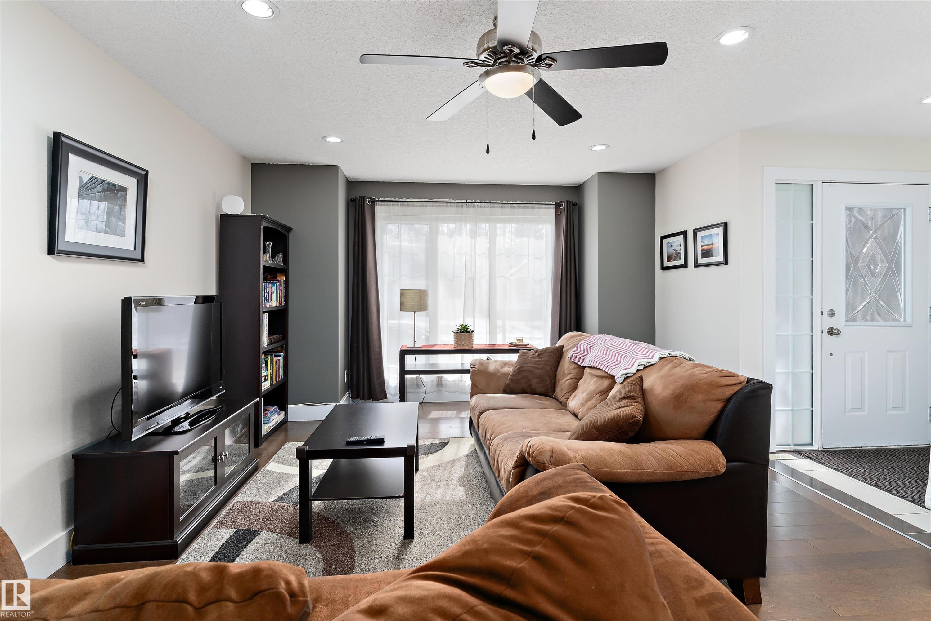 8148 77 Avenue, Edmonton, AB - Indoor Photo Showing Living Room