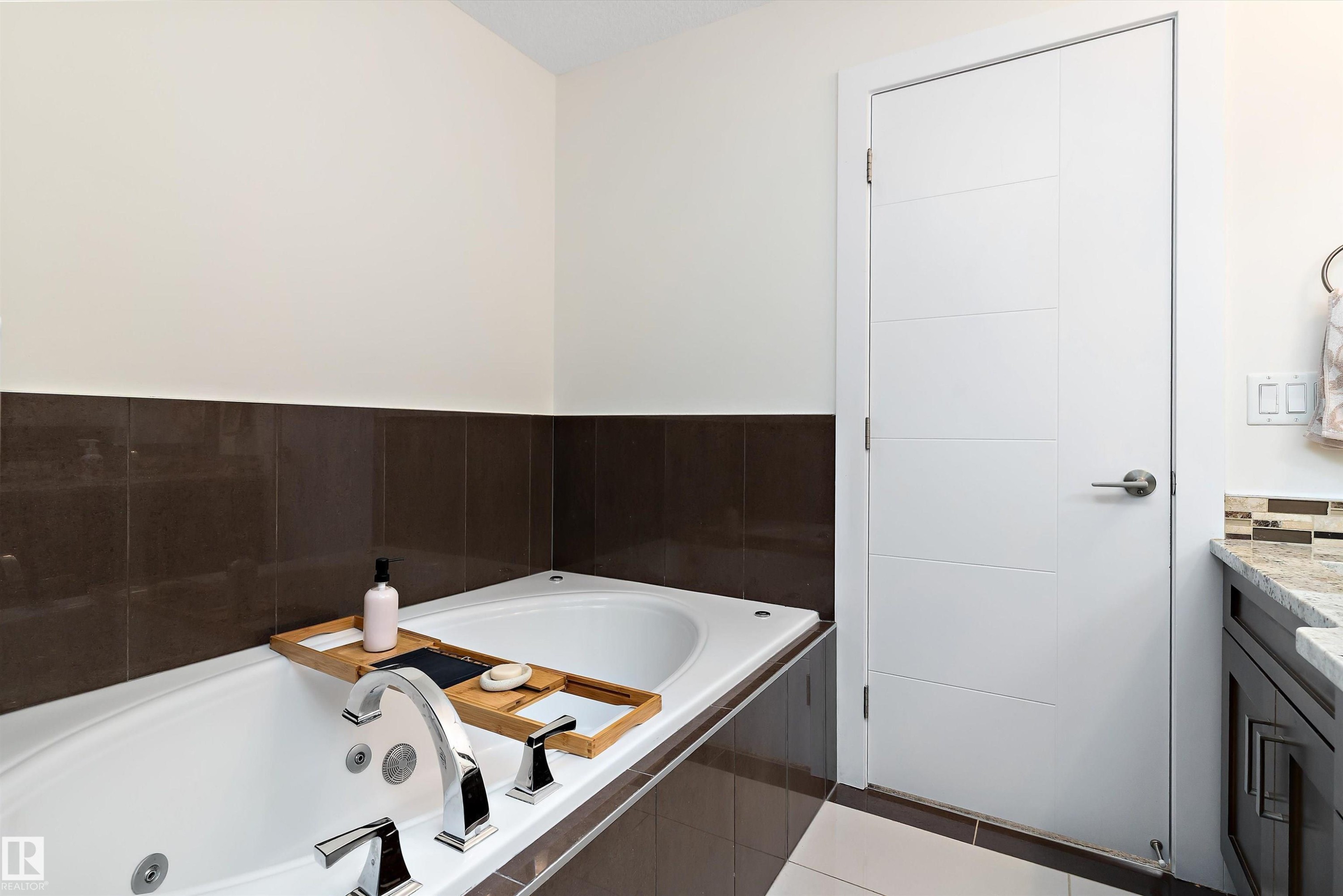 8148 77 Avenue, Edmonton, AB - Indoor Photo Showing Bathroom