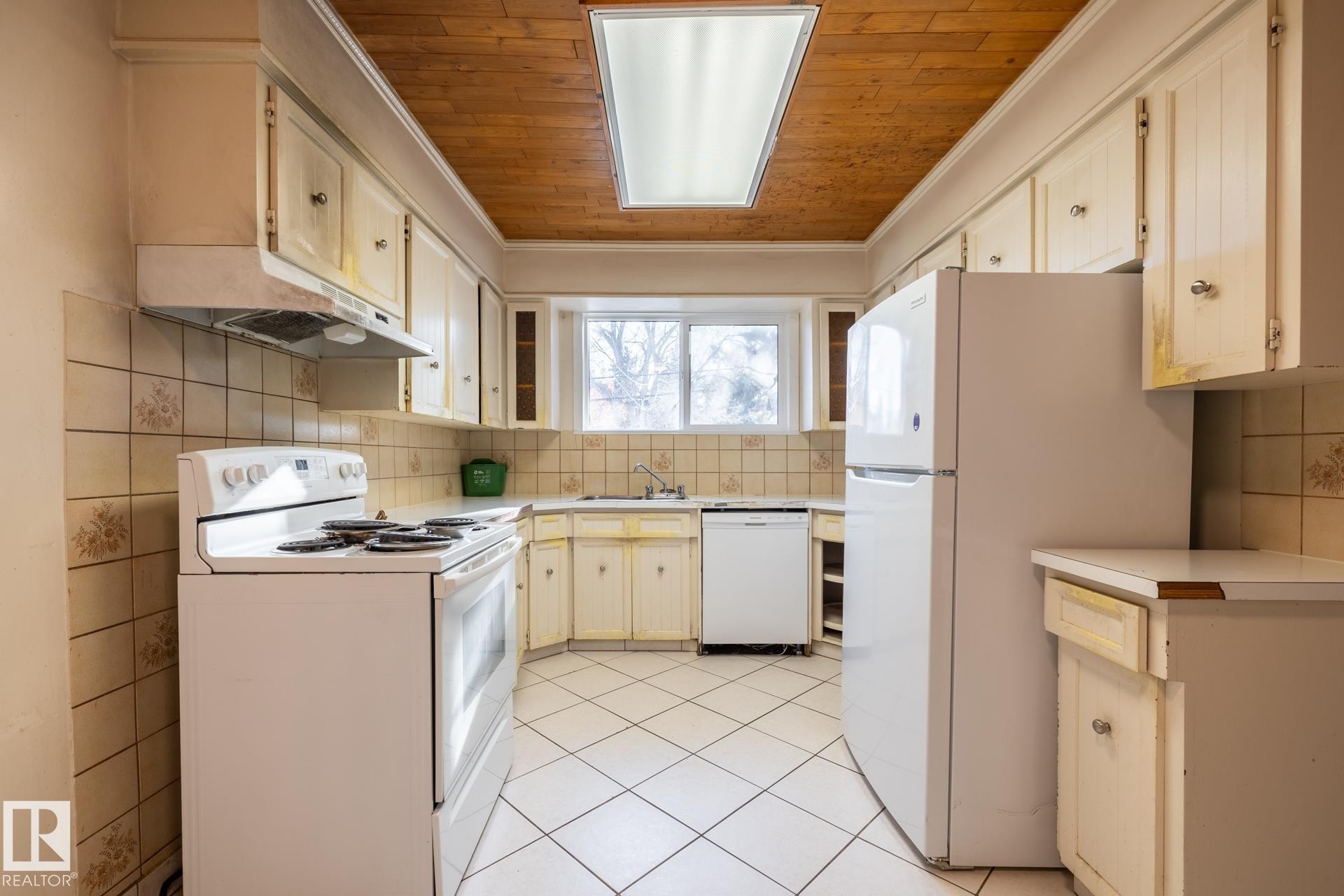 11819 87 Avenue, Edmonton, AB - Indoor Photo Showing Kitchen