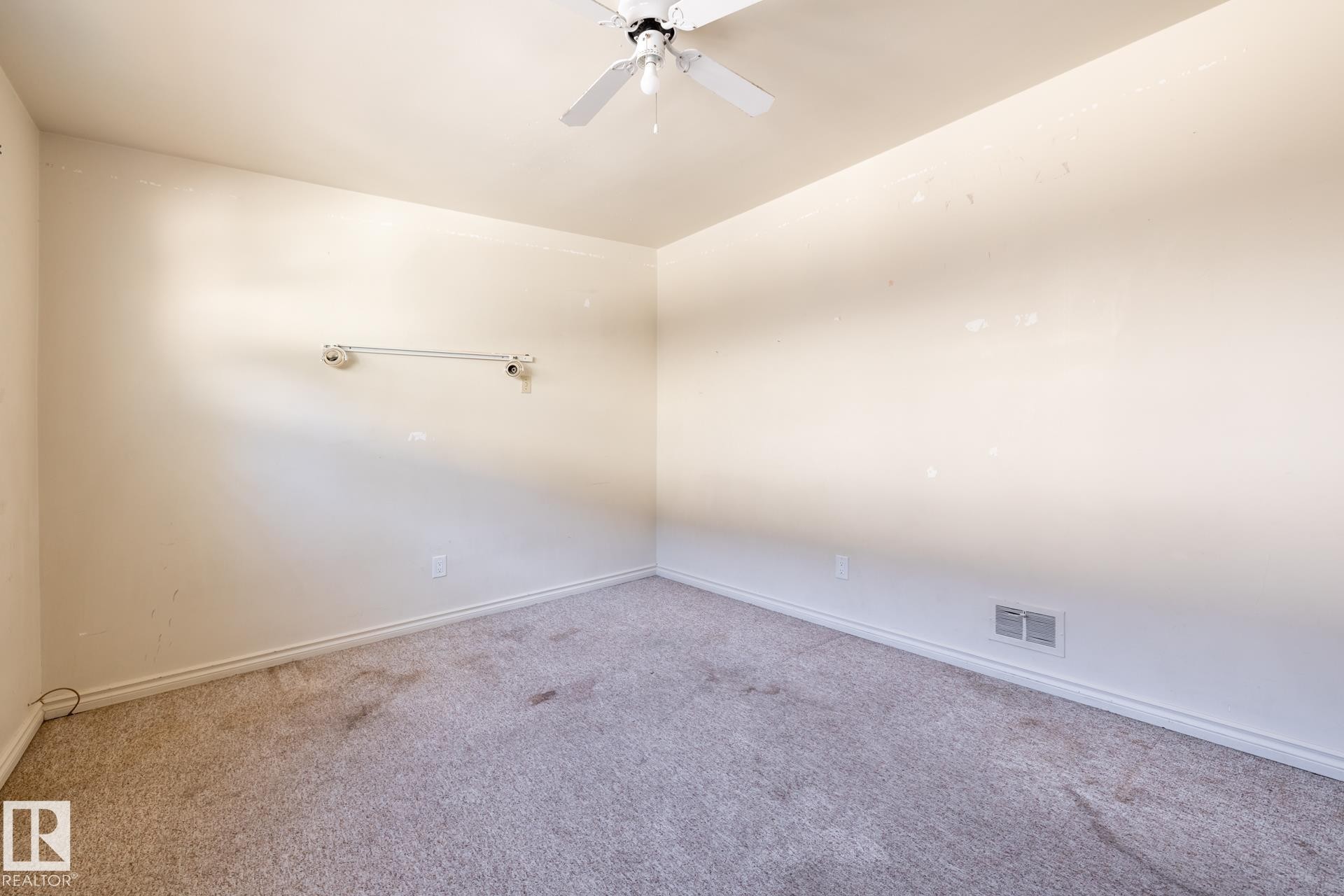 11819 87 Avenue, Edmonton, AB - Indoor Photo Showing Other Room