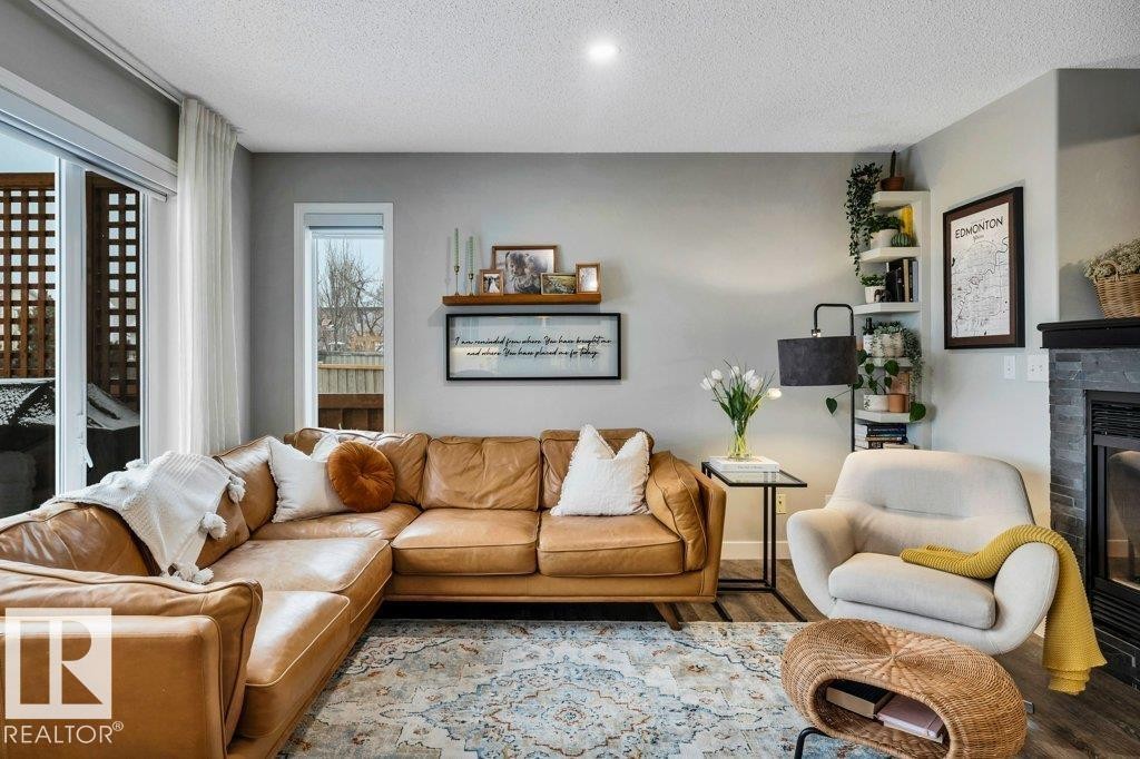 4337 Mcmullen Way, Edmonton, AB - Indoor Photo Showing Living Room