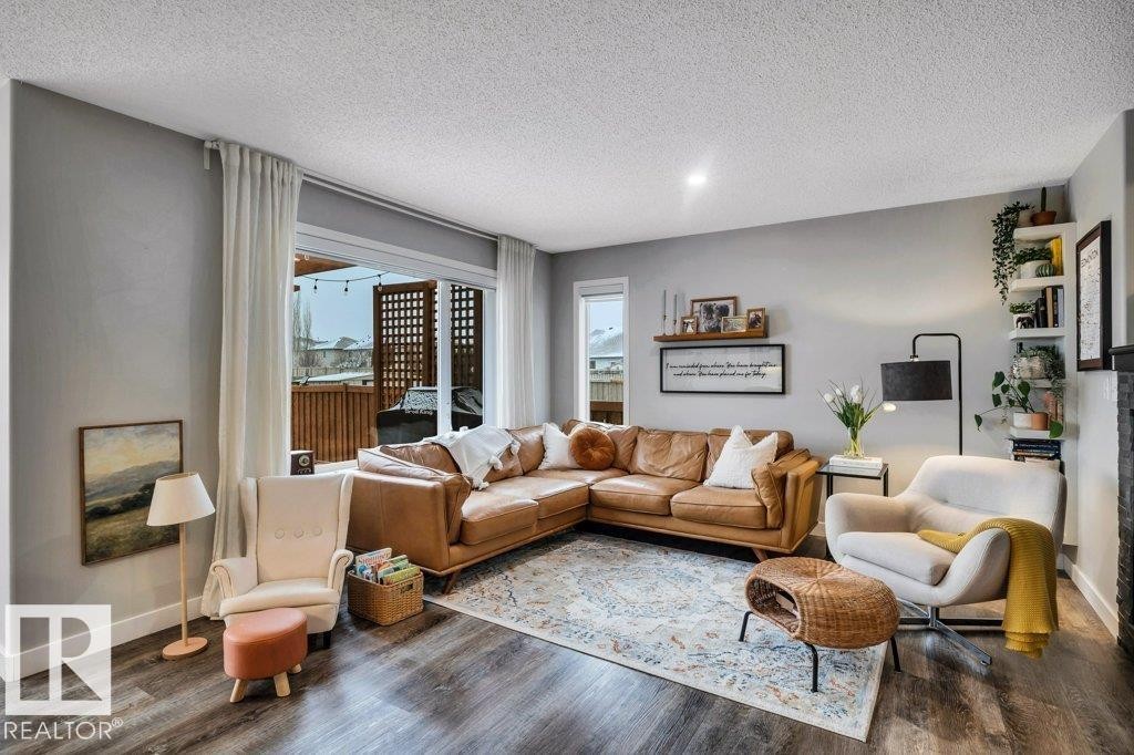 4337 Mcmullen Way, Edmonton, AB - Indoor Photo Showing Living Room