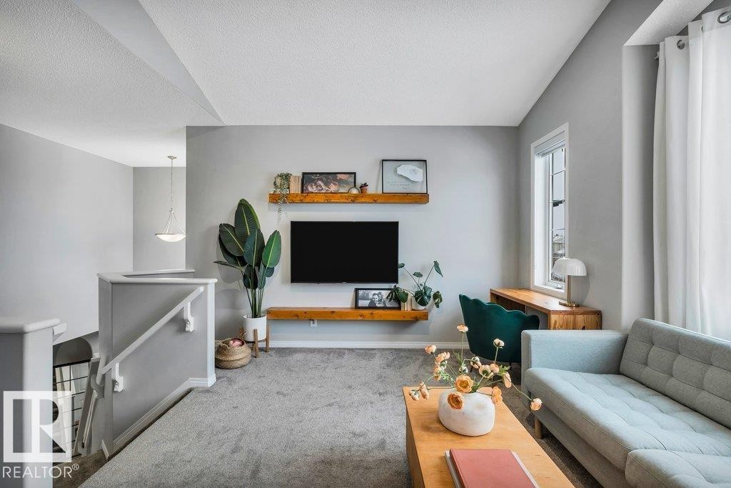 4337 Mcmullen Way, Edmonton, AB - Indoor Photo Showing Living Room