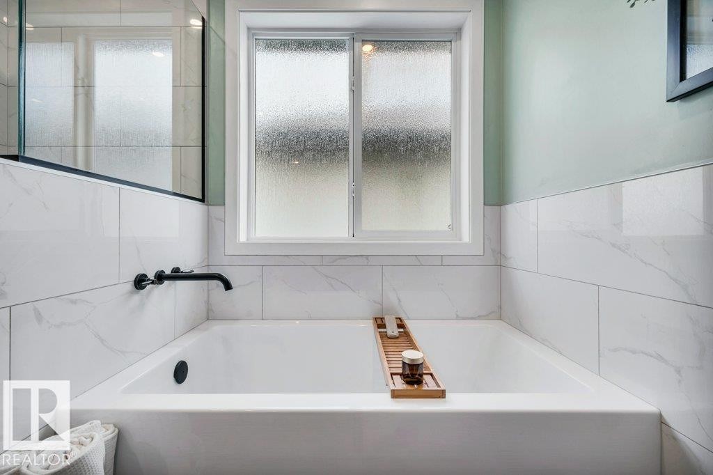 4337 Mcmullen Way, Edmonton, AB - Indoor Photo Showing Bathroom