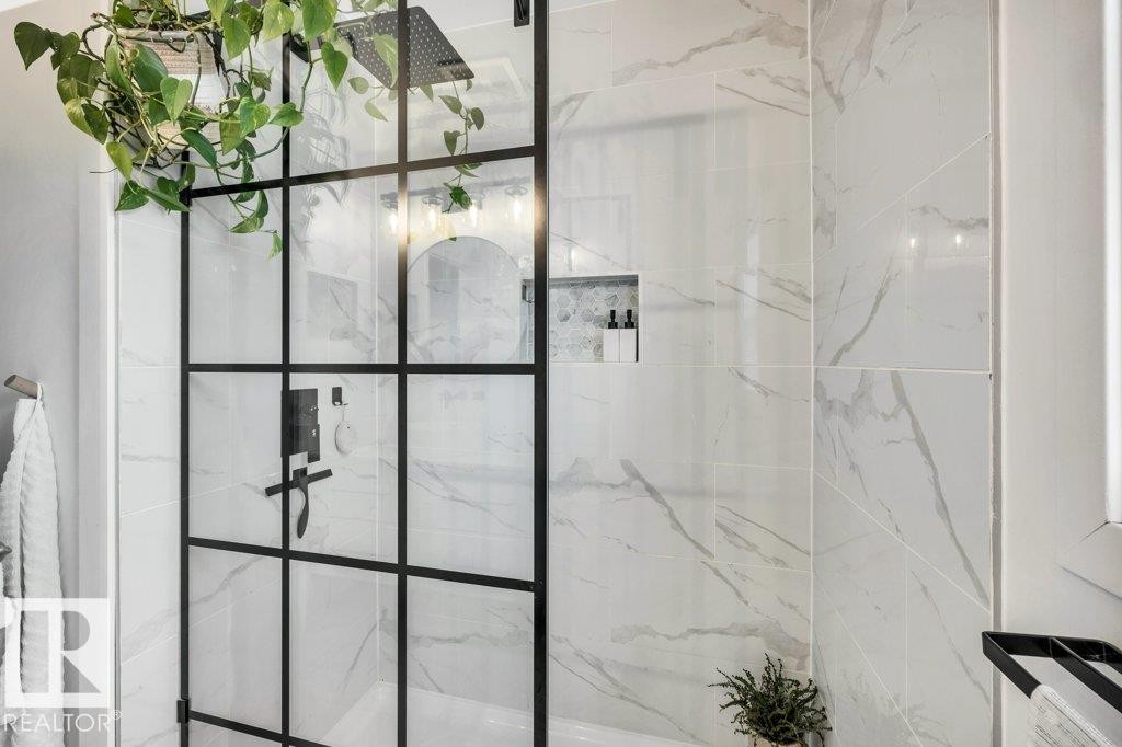 4337 Mcmullen Way, Edmonton, AB - Indoor Photo Showing Bathroom