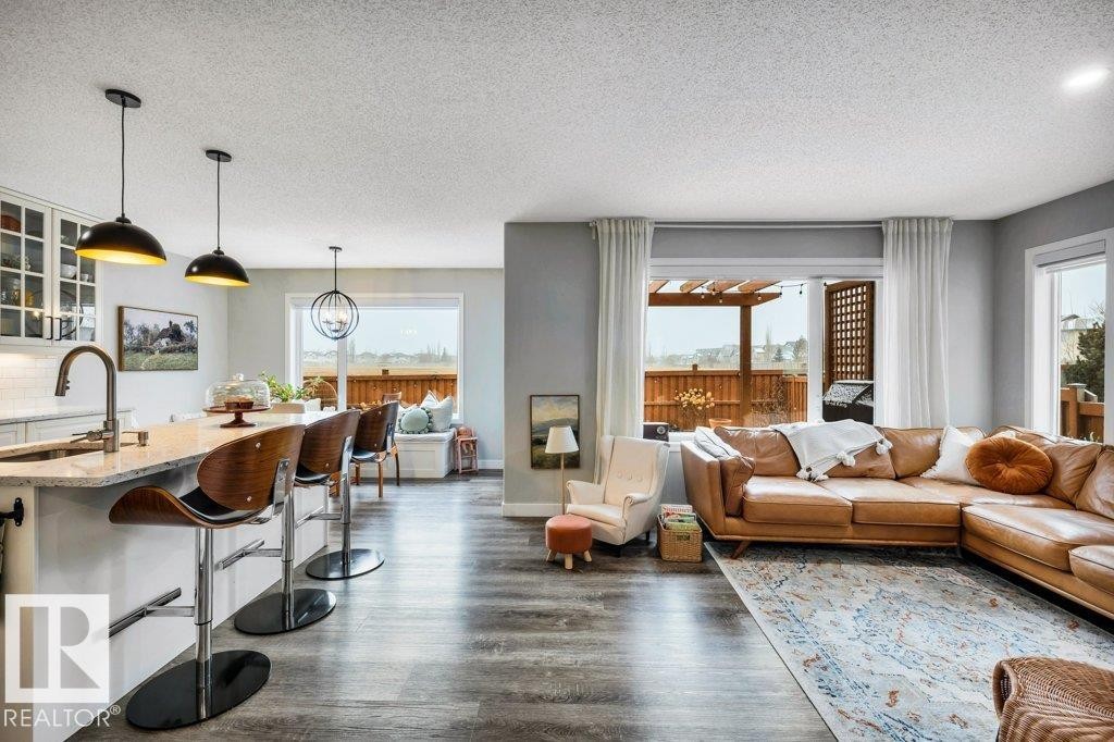 4337 Mcmullen Way, Edmonton, AB - Indoor Photo Showing Living Room